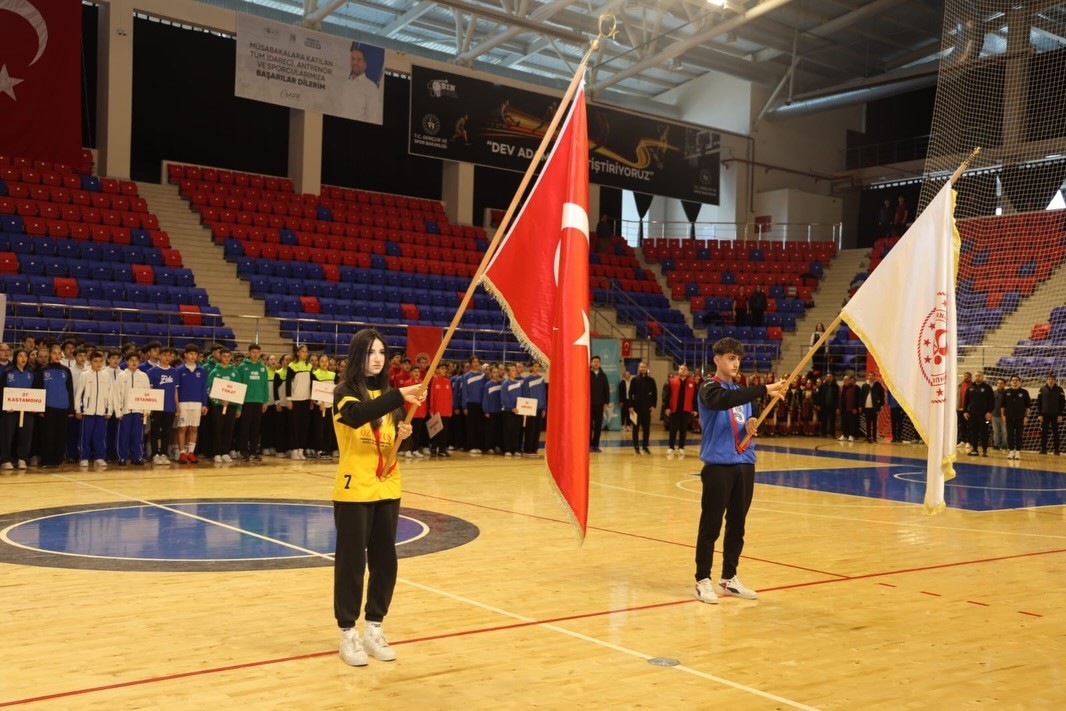 Niğde’de hentbol şöleni başladı
