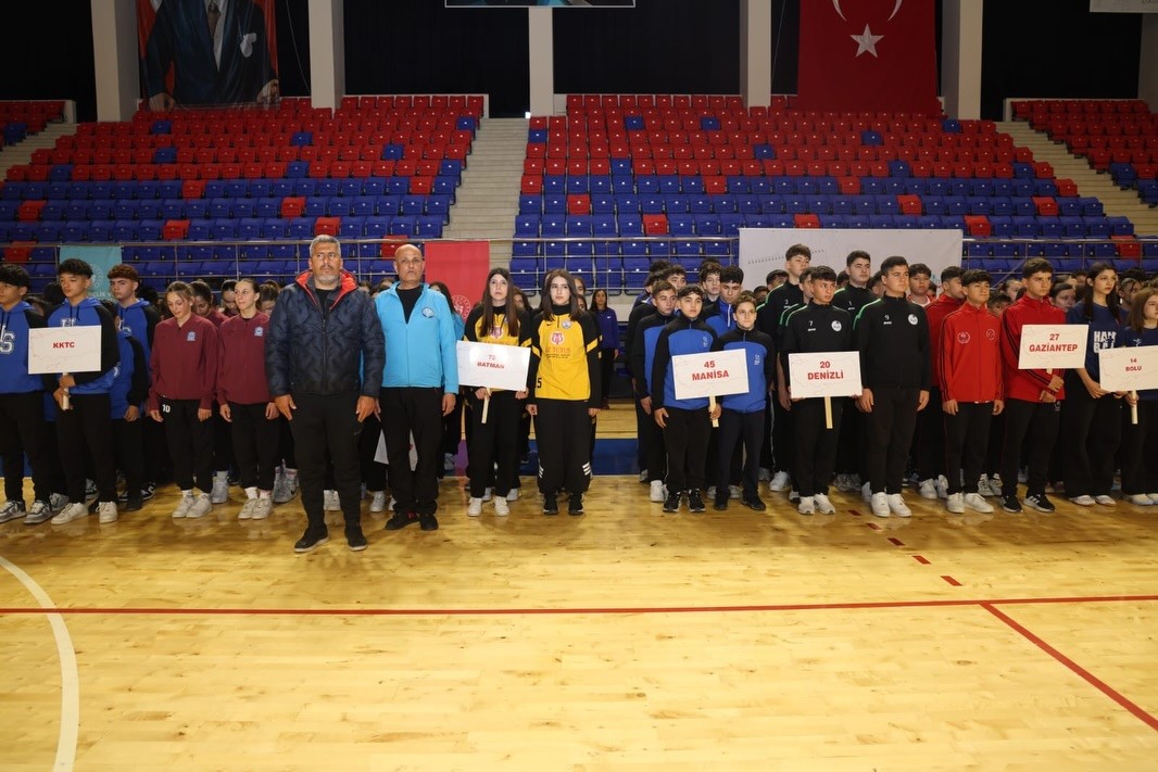 Niğde’de hentbol şöleni başladı
