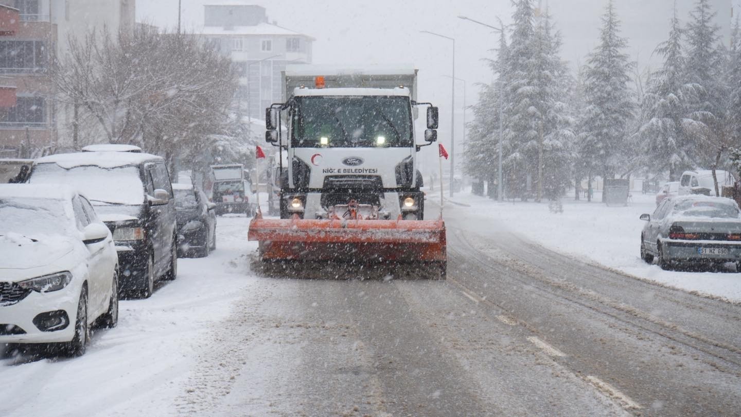 Niğde’de karla mücadele ekiplerinden 24  saat mesai
