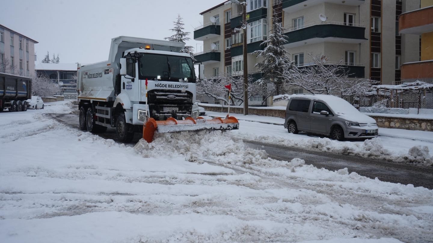 Niğde’de karla mücadele ekiplerinden 24  saat mesai
