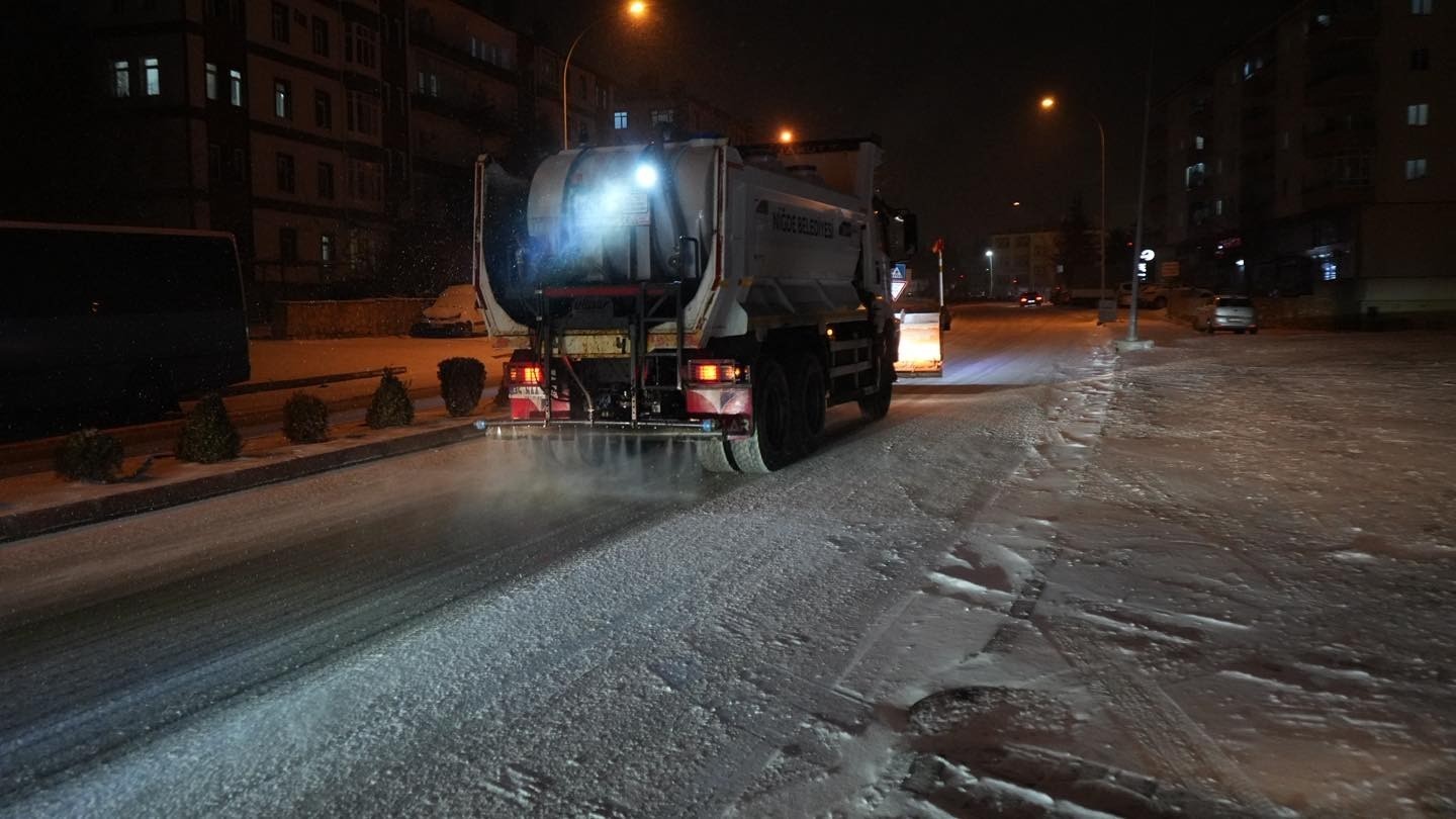 Niğde’de karla mücadele ekiplerinden 24  saat mesai
