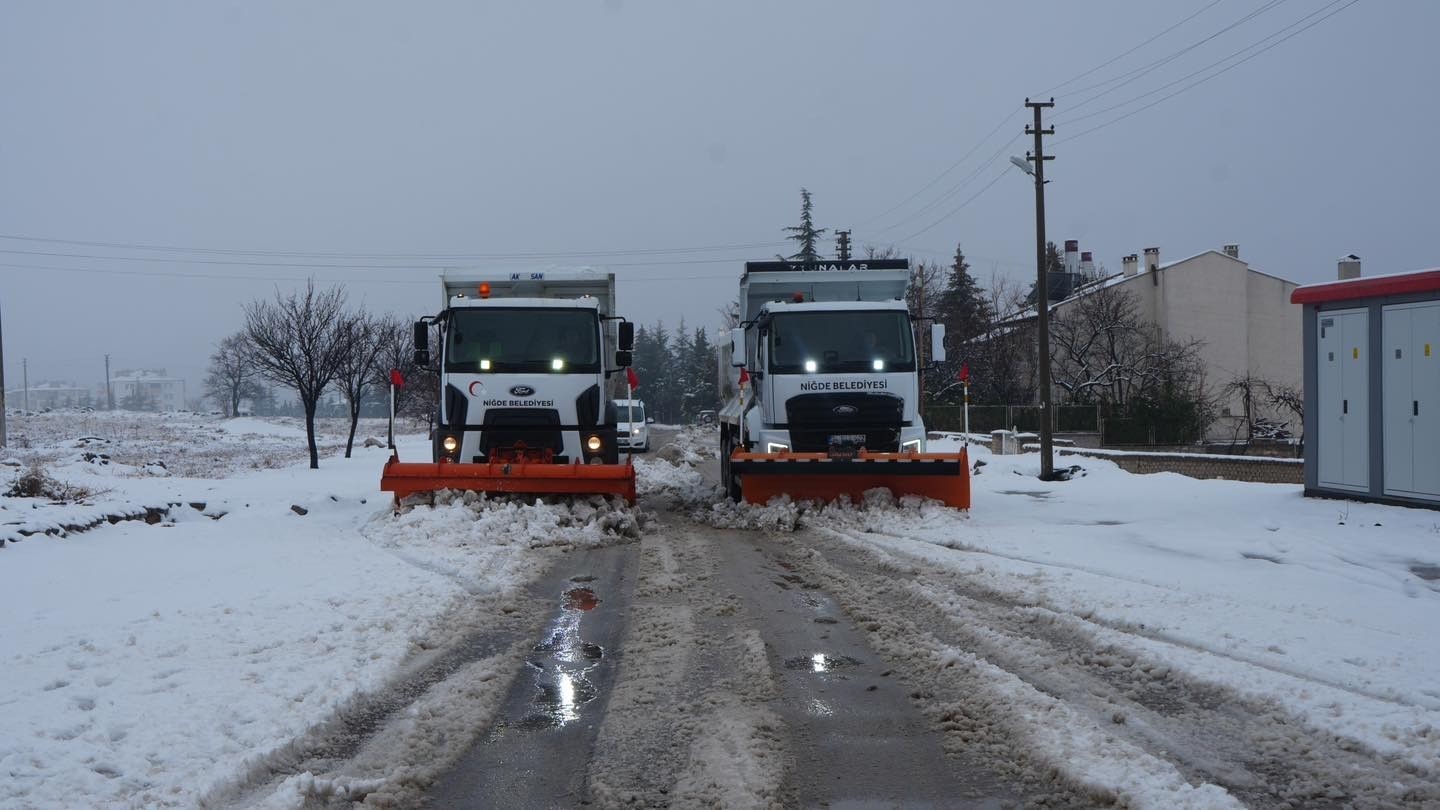 Niğde’de karla mücadele ekiplerinden 24  saat mesai
