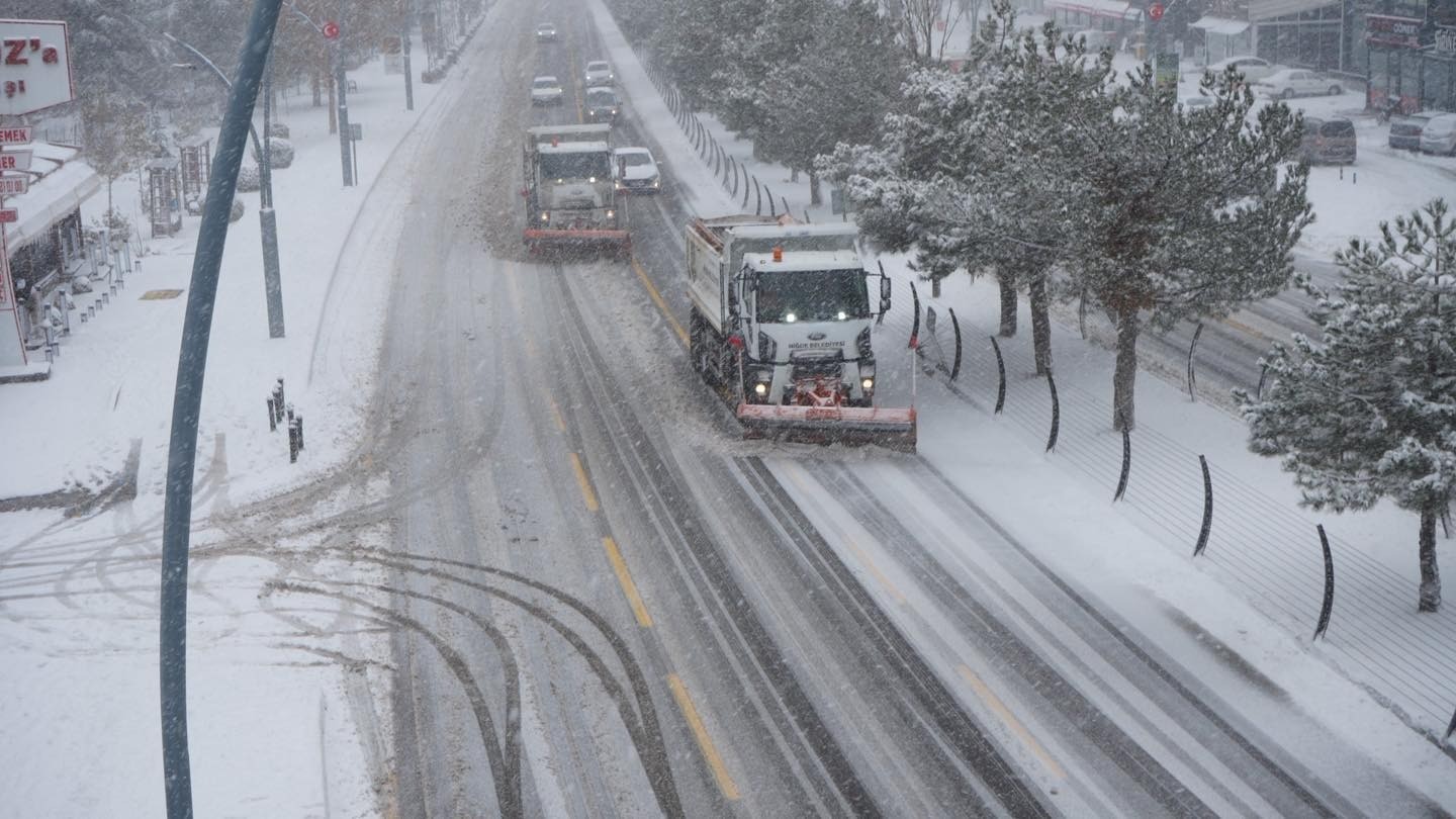 Niğde’de karla mücadele ekiplerinden 24  saat mesai
