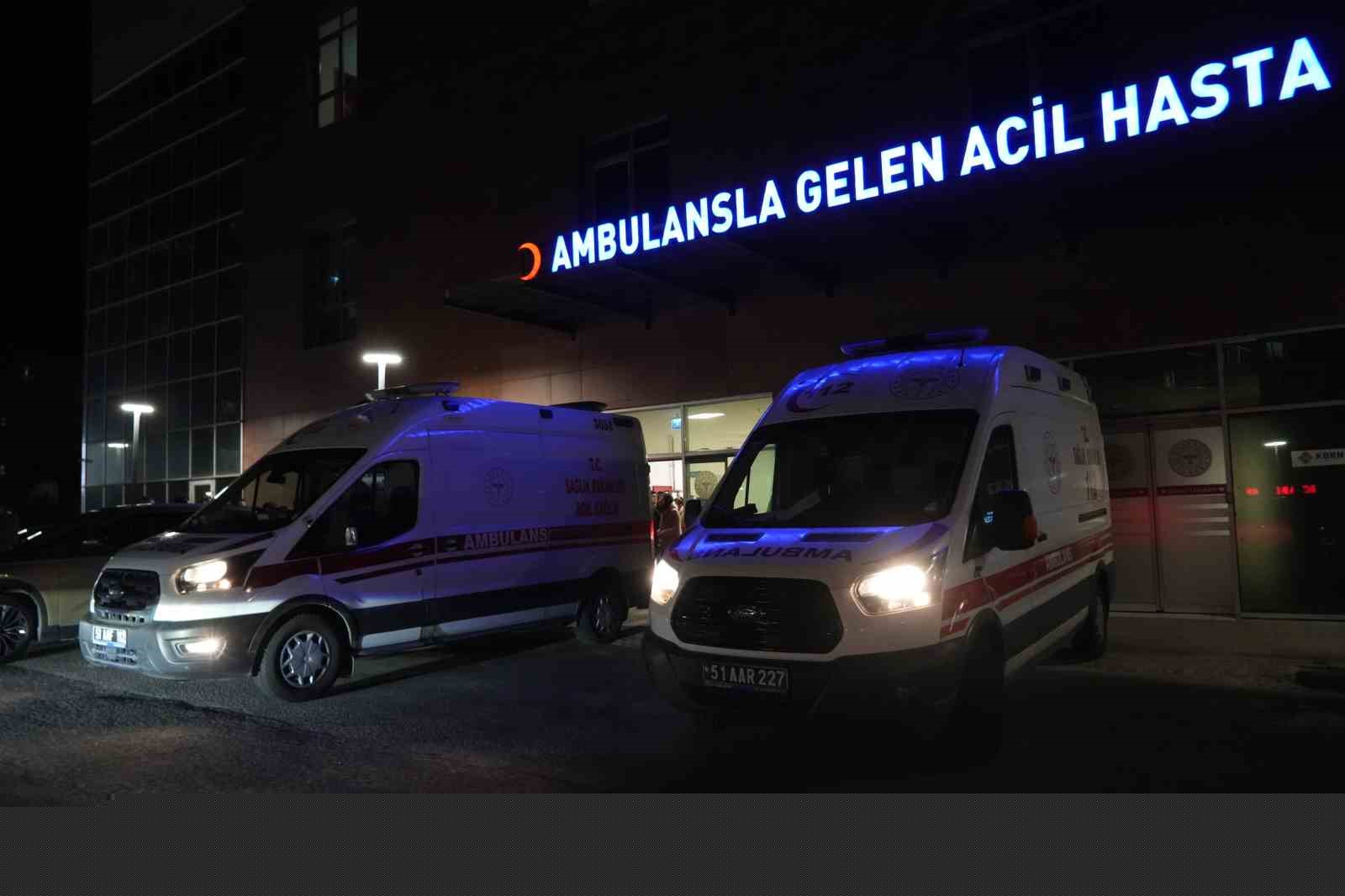 Niğde’de kontrolden çıkan otomobil elektrik direğine çarptı: 1 ölü, 1 yaralı
