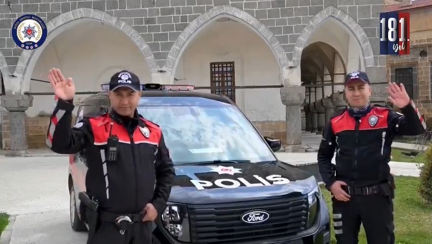 Niğde’de minik öğrencilerden polislere sevgi dolu kutlama
Niğde’de minik öğrencilerden polislere sevgi dolu kutlama