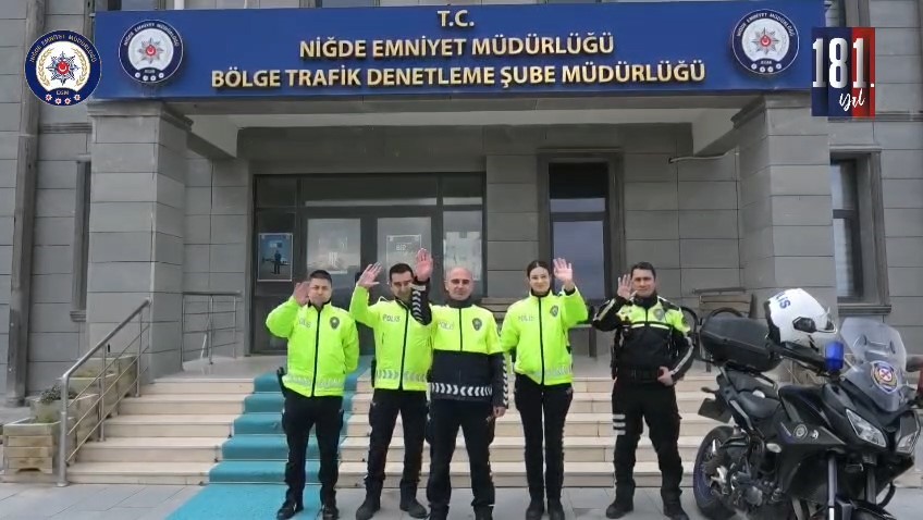 Niğde’de minik öğrencilerden polislere sevgi dolu kutlama
Niğde’de minik öğrencilerden polislere sevgi dolu kutlama