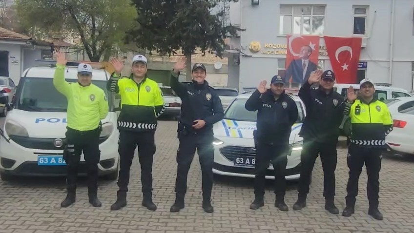 Niğde’de minik öğrencilerden polislere sevgi dolu kutlama
Niğde’de minik öğrencilerden polislere sevgi dolu kutlama