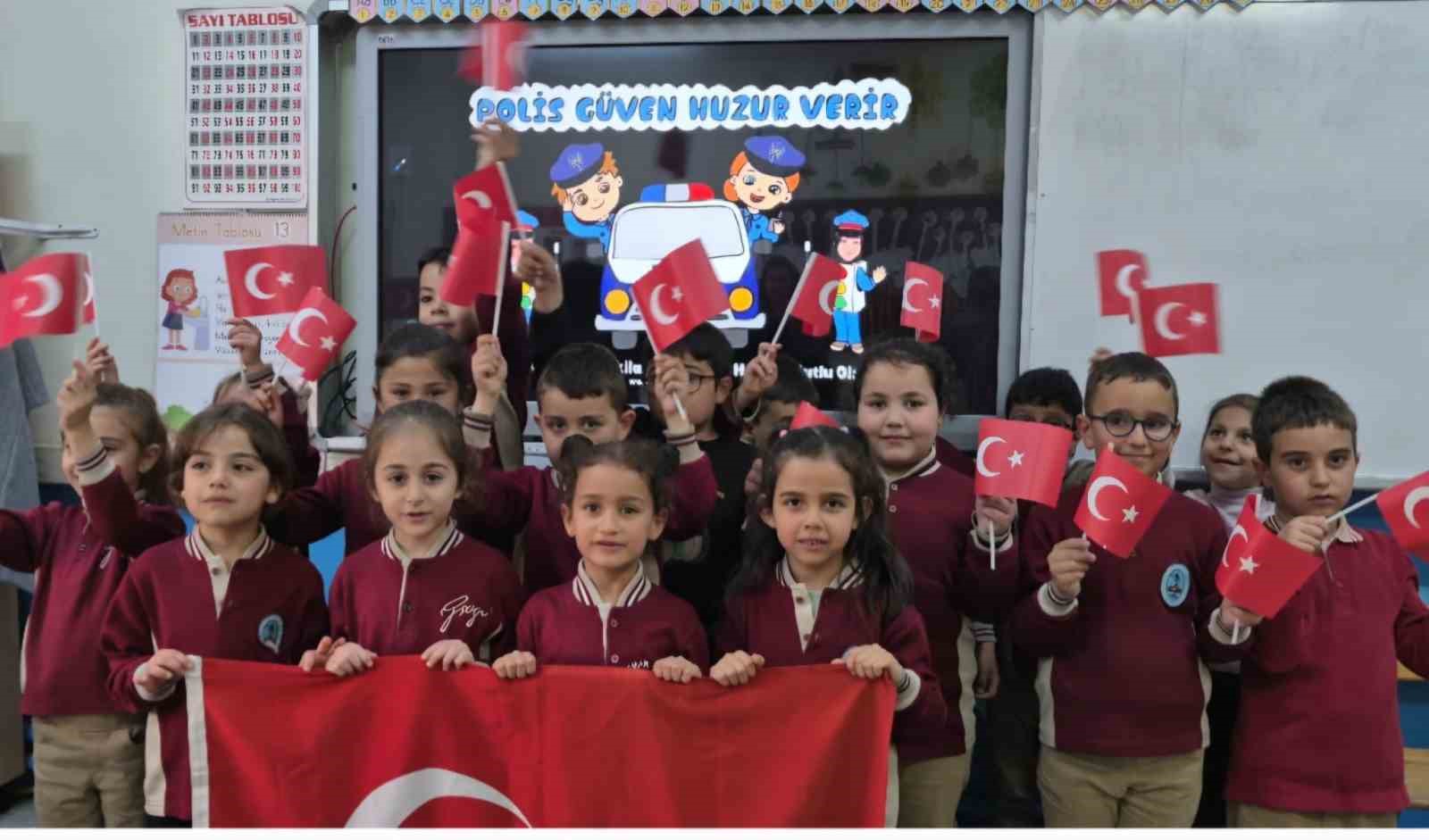 Niğde’de minik öğrencilerden polislere sevgi dolu kutlama
Niğde’de minik öğrencilerden polislere sevgi dolu kutlama