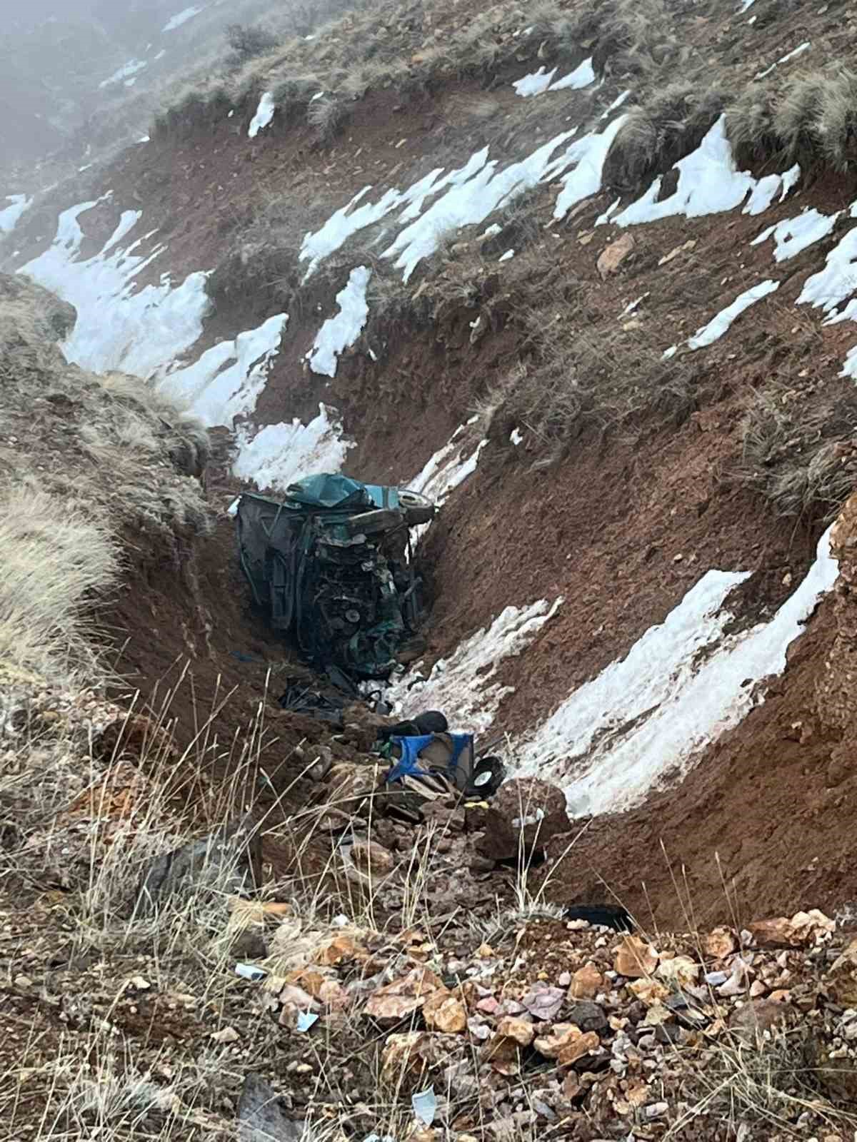 Niğde’de otomobil şarampole yuvarlandı: 2 ölü, 2 yaralı
