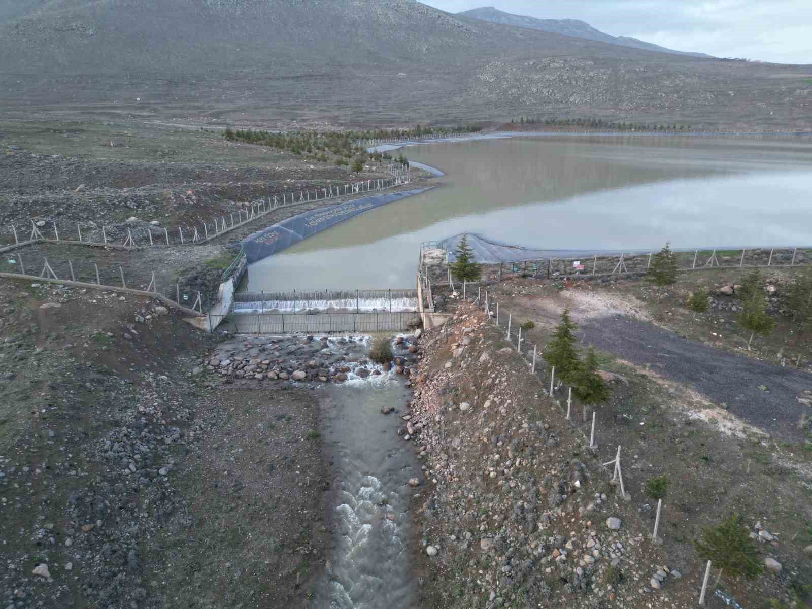 Niğde’de sağanak ve eriyen kar suları taşkınlara neden oldu
