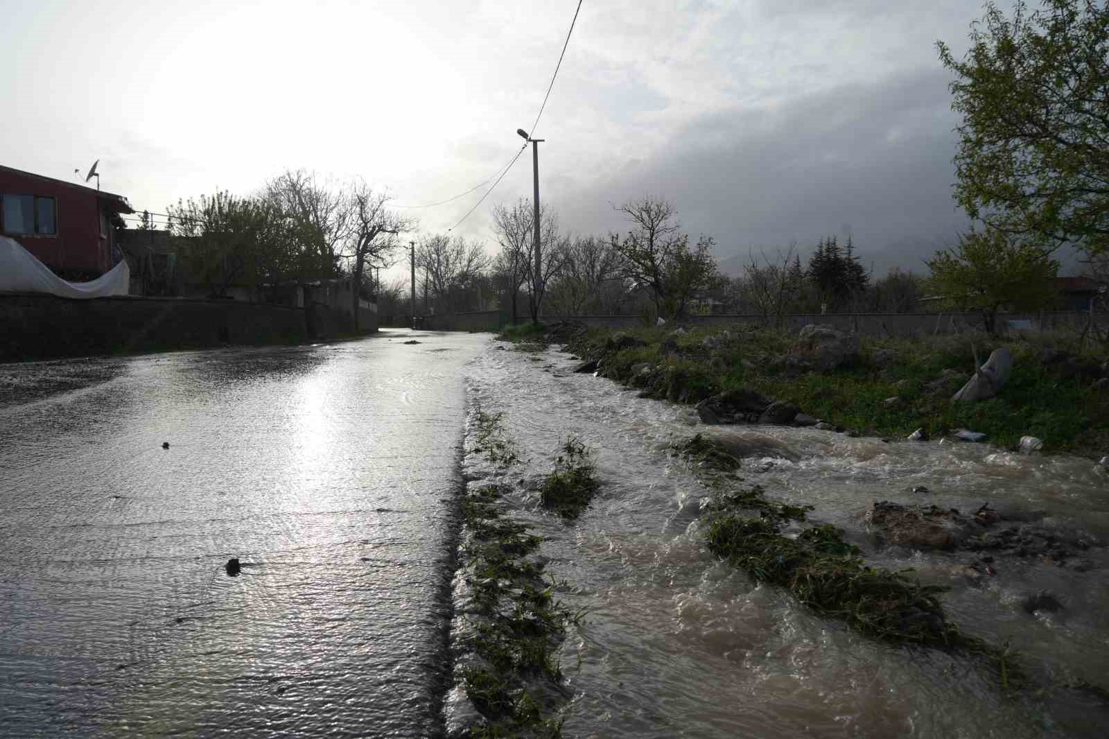 Niğde’de sağanak ve eriyen kar suları taşkınlara neden oldu
