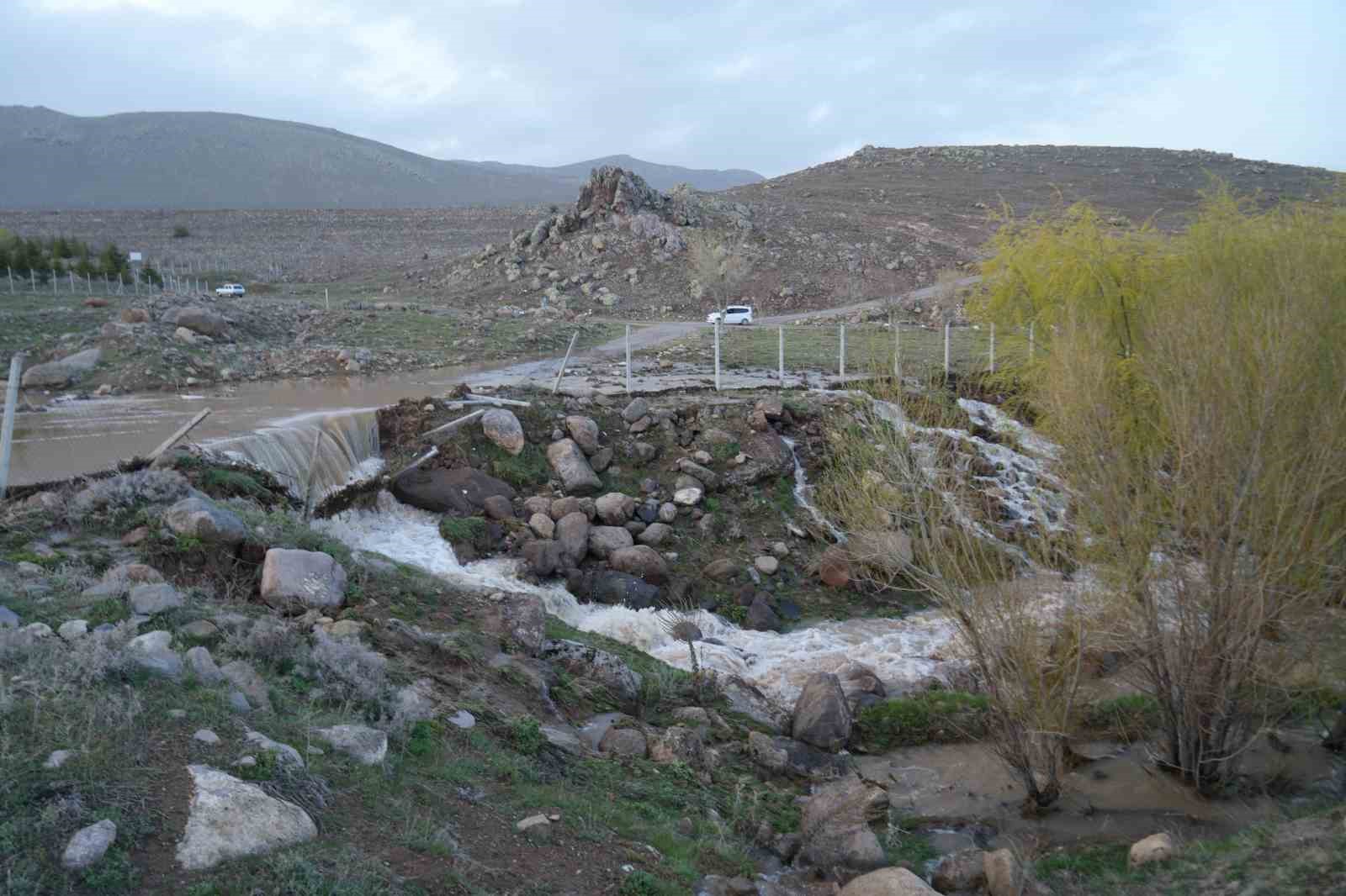 Niğde’de sağanak ve eriyen kar suları taşkınlara neden oldu
