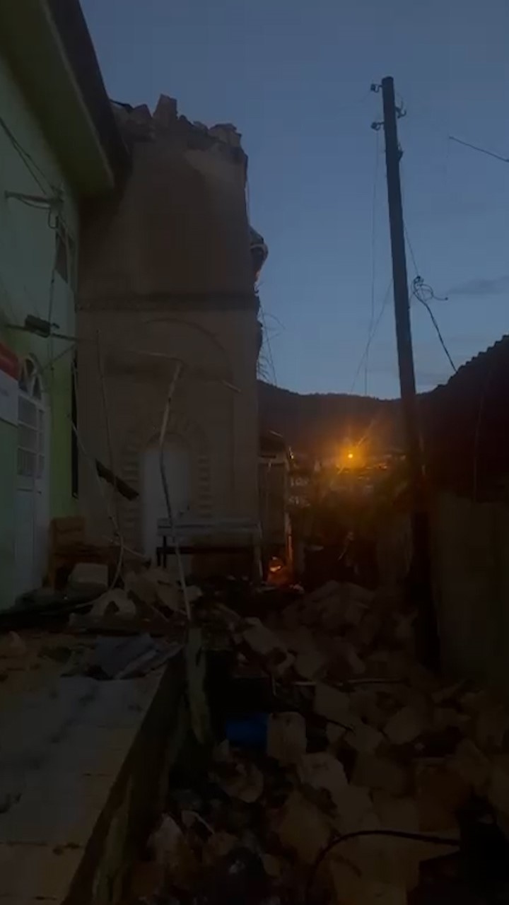 Niğde’de şiddetli rüzgar nedeniyle minare yıkıldı, çatılar uçtu
