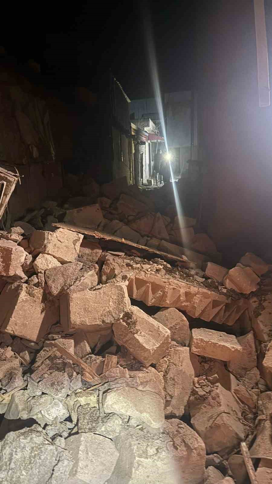 Niğde’de şiddetli rüzgar nedeniyle minare yıkıldı, çatılar uçtu
