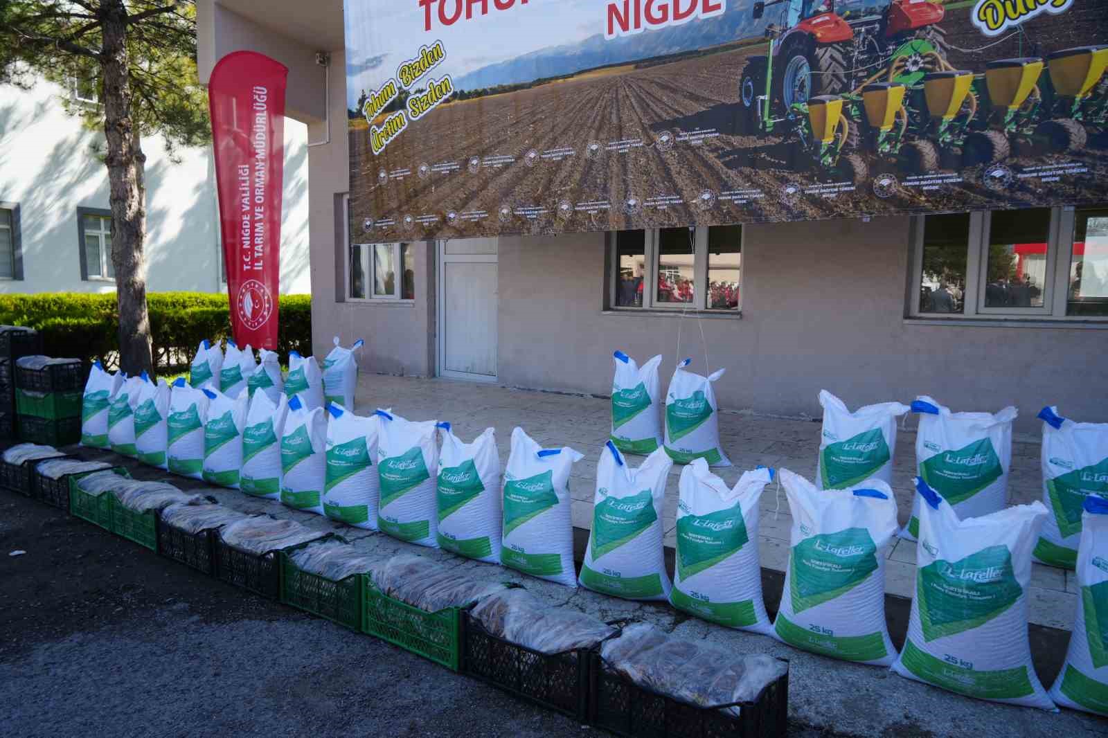 Niğde’de üreticilere tohum ve çilek fidesi desteği: 522 üreticiye dağıtım yapıldı
