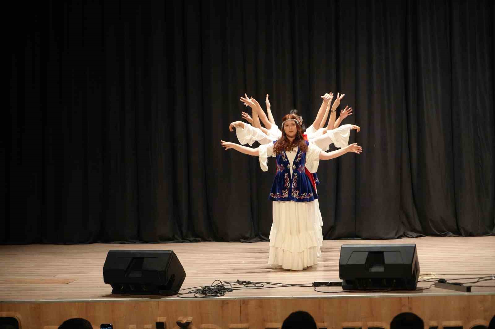 Niğde’deki Nevruz etkinliklerinde Türk dünyası ezgileri sahnelendi
