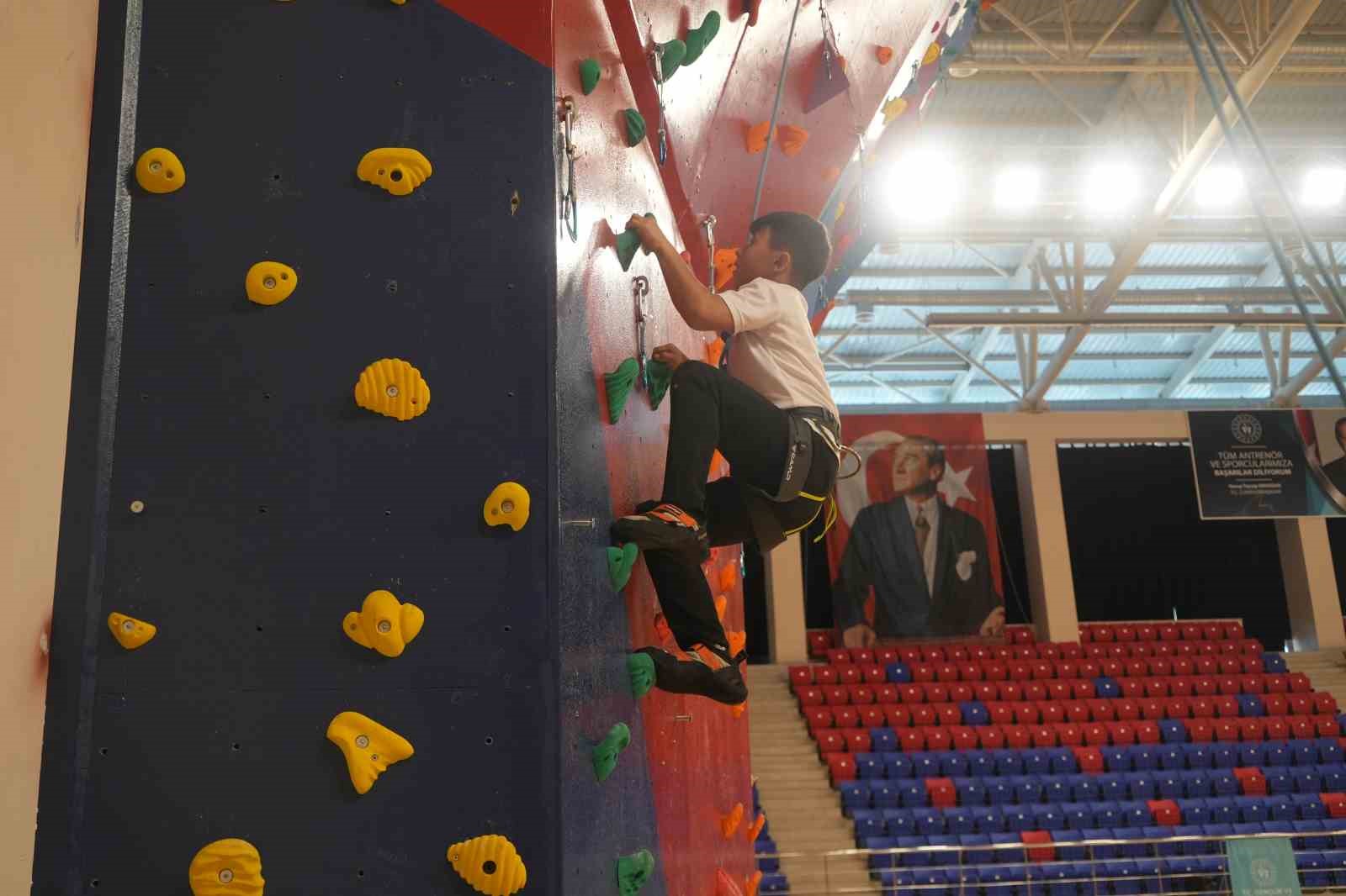 Niğde’deki tırmanış duvarı geleceğin dağcılarını yetiştirecek
