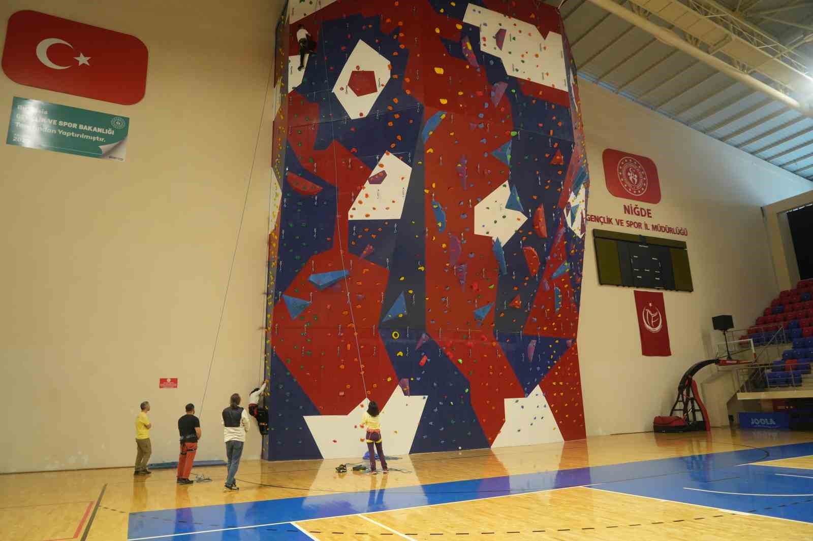 Niğde’deki tırmanış duvarı geleceğin dağcılarını yetiştirecek
