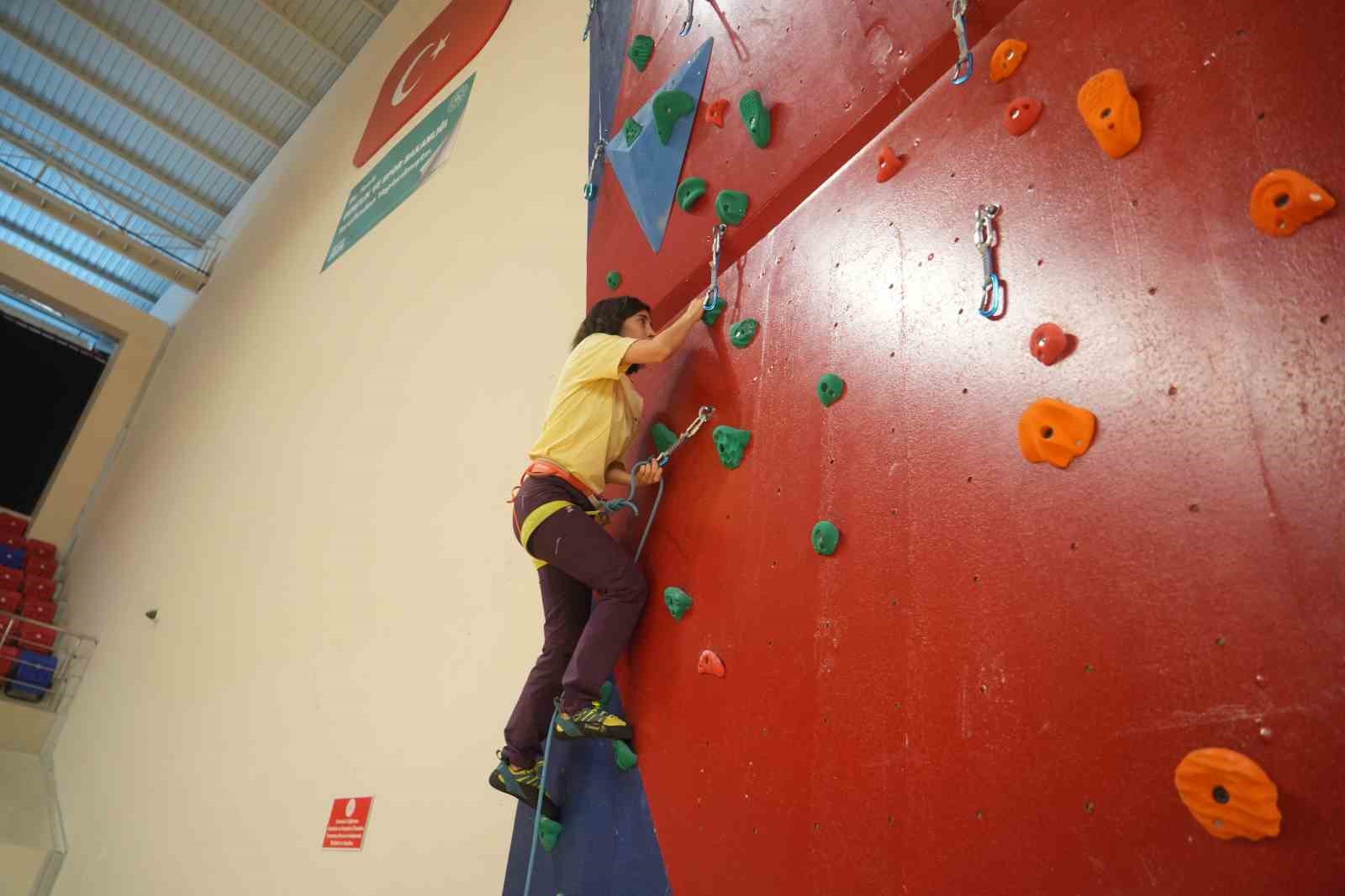 Niğde’deki tırmanış duvarı geleceğin dağcılarını yetiştirecek
