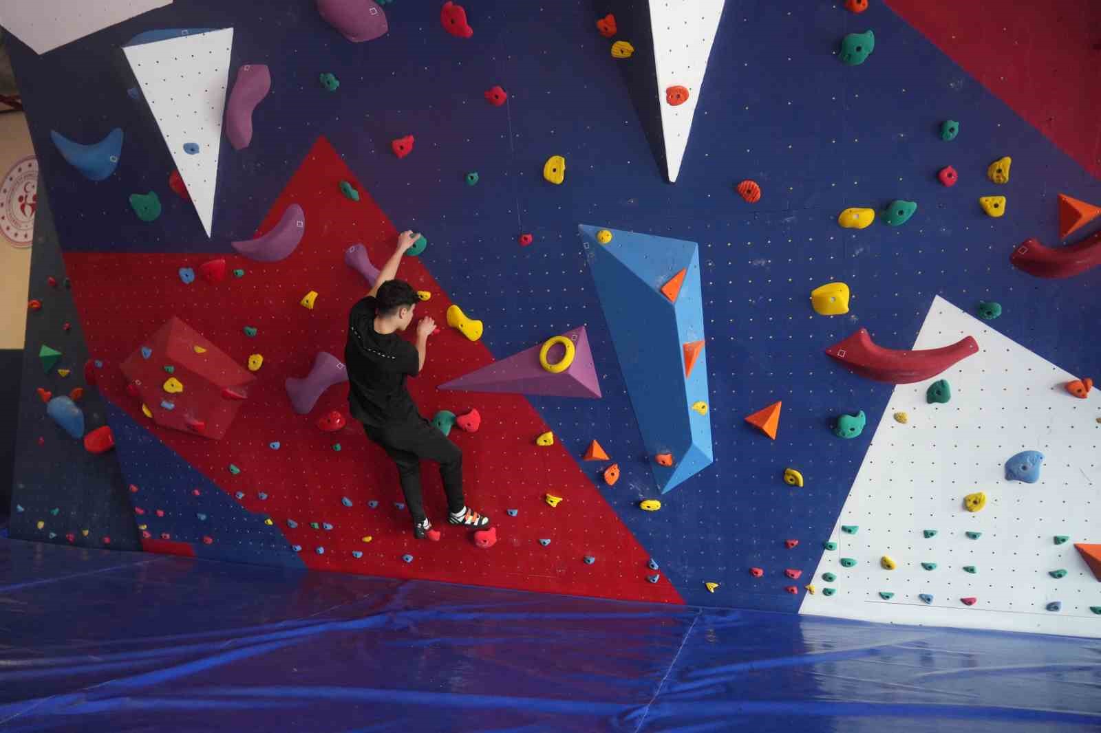 Niğde’deki tırmanış duvarı geleceğin dağcılarını yetiştirecek
