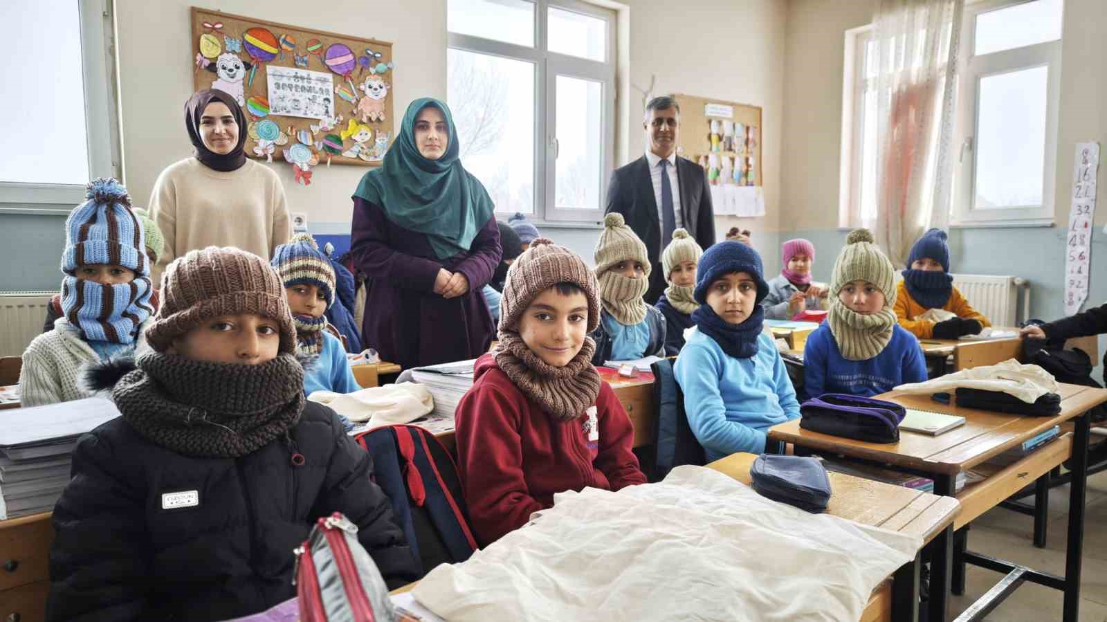 Niğdeli kadınlar Ahlatlı köy çocuklarının içini ısıttı
