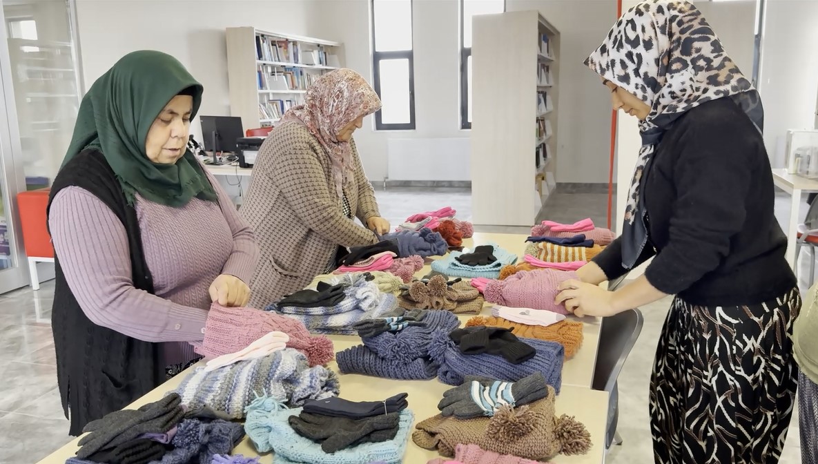 Niğdeli kadınlar Ahlatlı köy çocuklarının içini ısıttı
