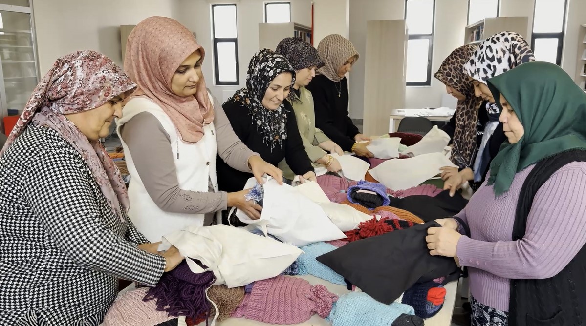 Niğdeli kadınlar Ahlatlı köy çocuklarının içini ısıttı
