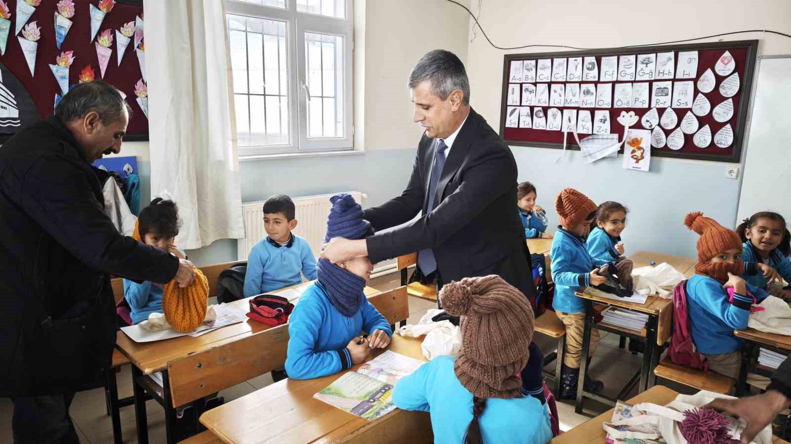 Niğdeli kadınlar Ahlatlı köy çocuklarının içini ısıttı
