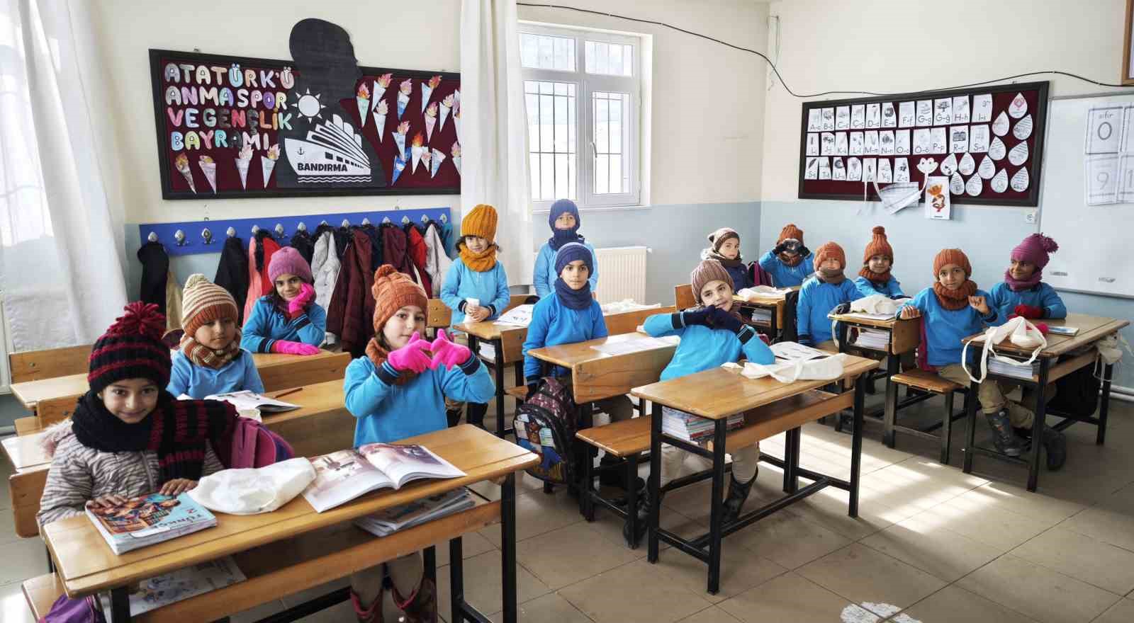 Niğdeli kadınlar Ahlatlı köy çocuklarının içini ısıttı
