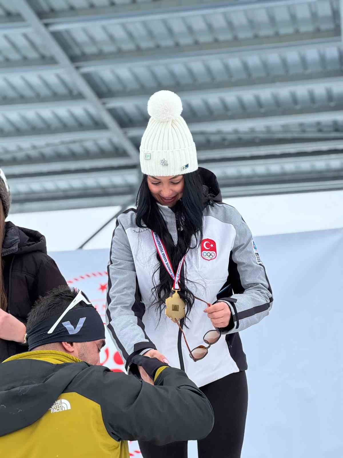 Niğdeli sporcu, milli kayakçı Ebru Tuncer Erzurum’daki yarışı zirvede tamamladı
