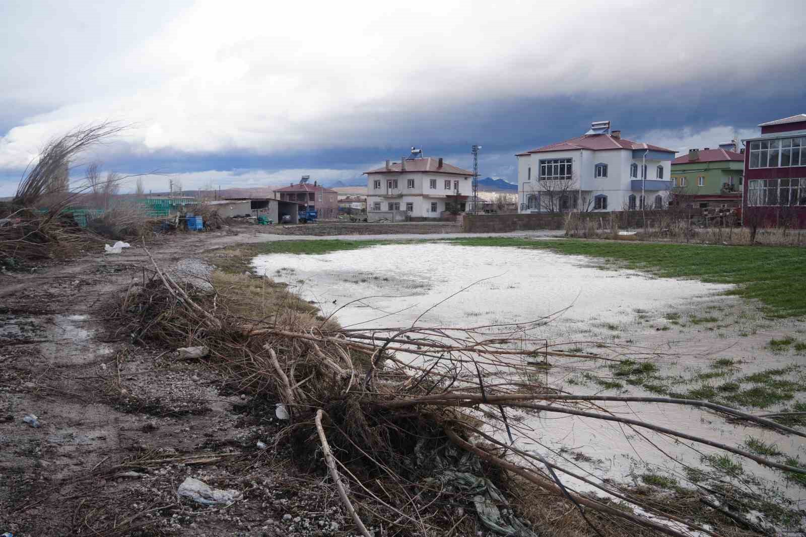 Niğde’nin Çiftlik ilçesinde yağışın ardından taşkınlar yaşandı
