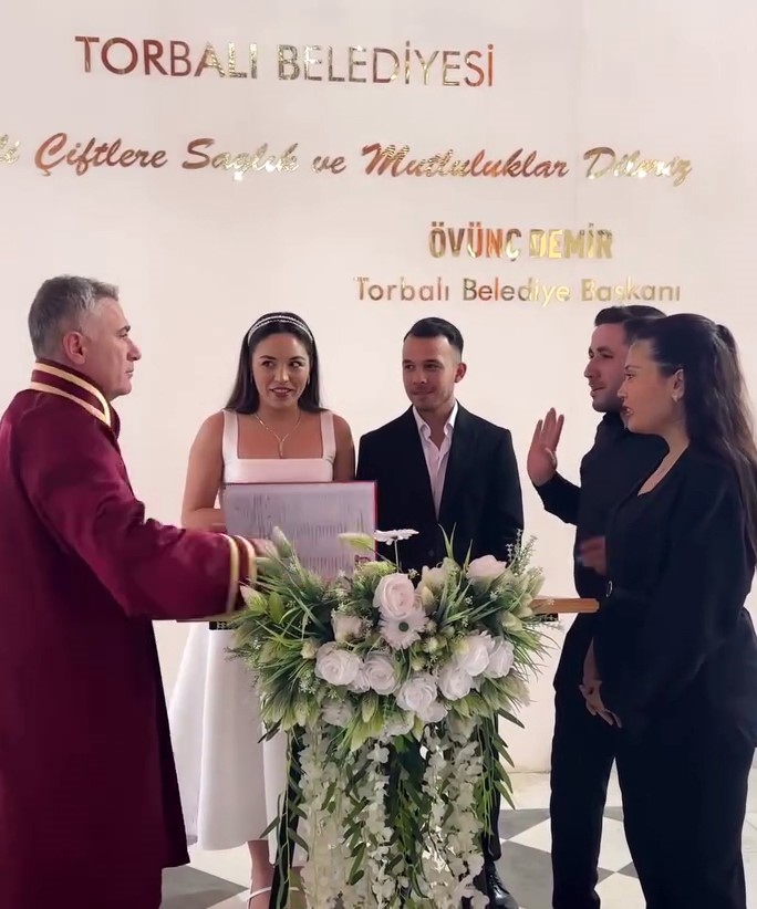 Nikah memuruna şaka yapmak istediler, asıl şakayı memur yaptı
