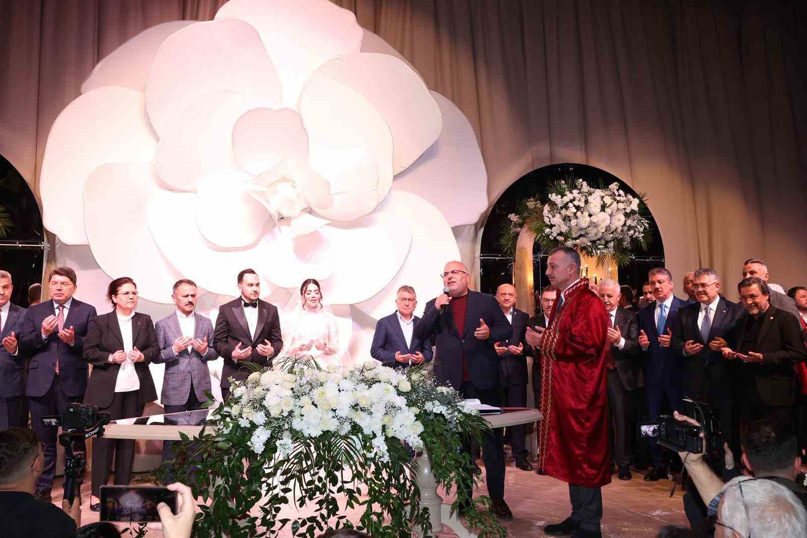 Nikah töreni siyaset camiasını bir araya getirdi
