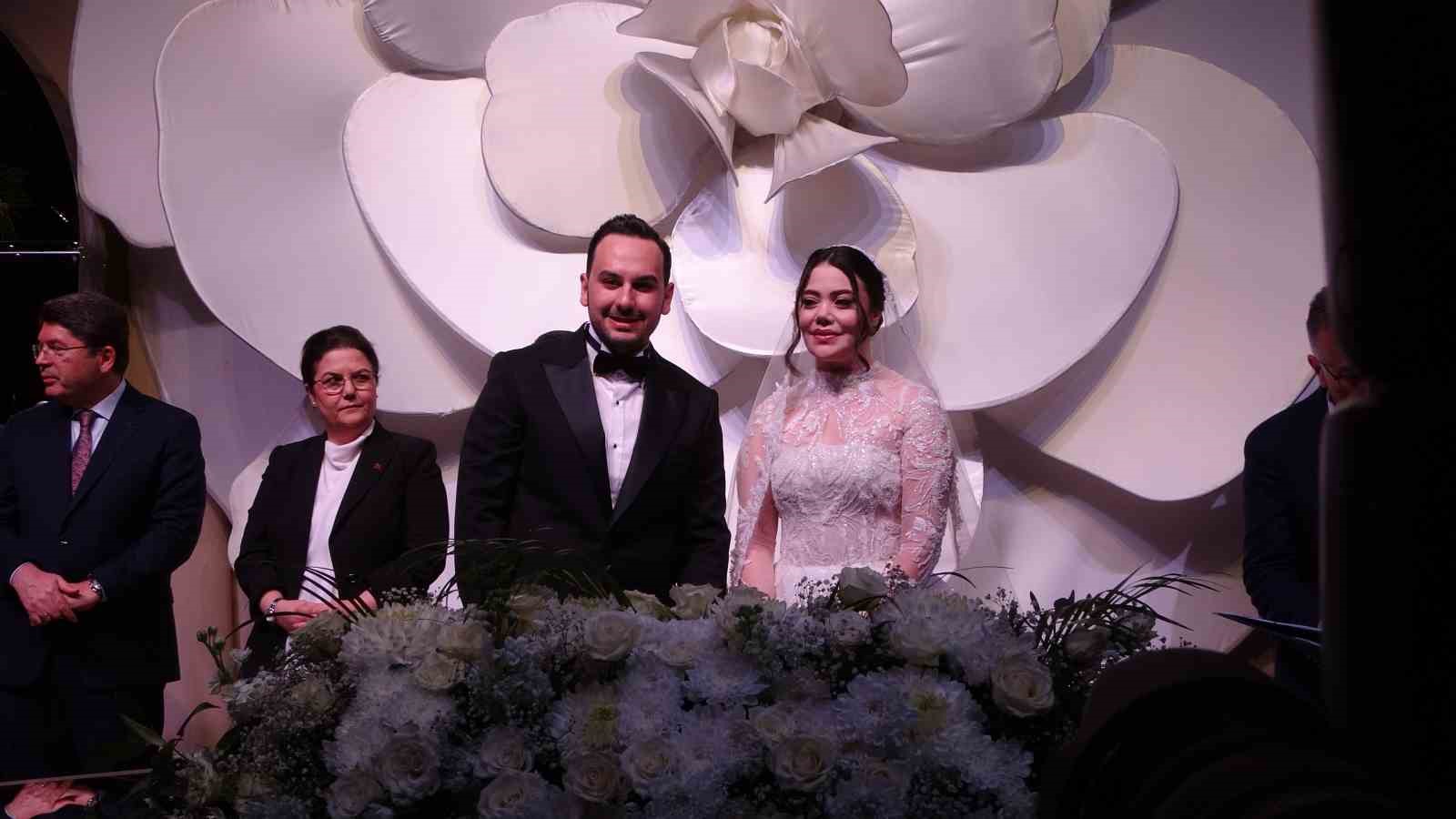 Nikah töreni siyaset camiasını bir araya getirdi
