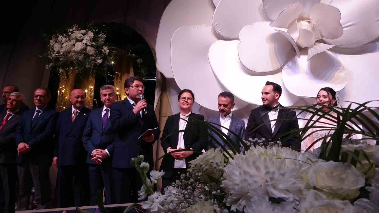 Nikah töreni siyaset camiasını bir araya getirdi
