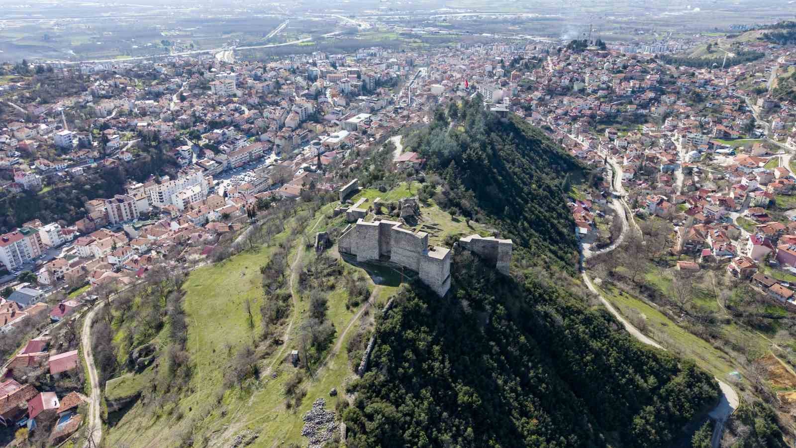 Niksar Kalesi zamana meydan okuyor
