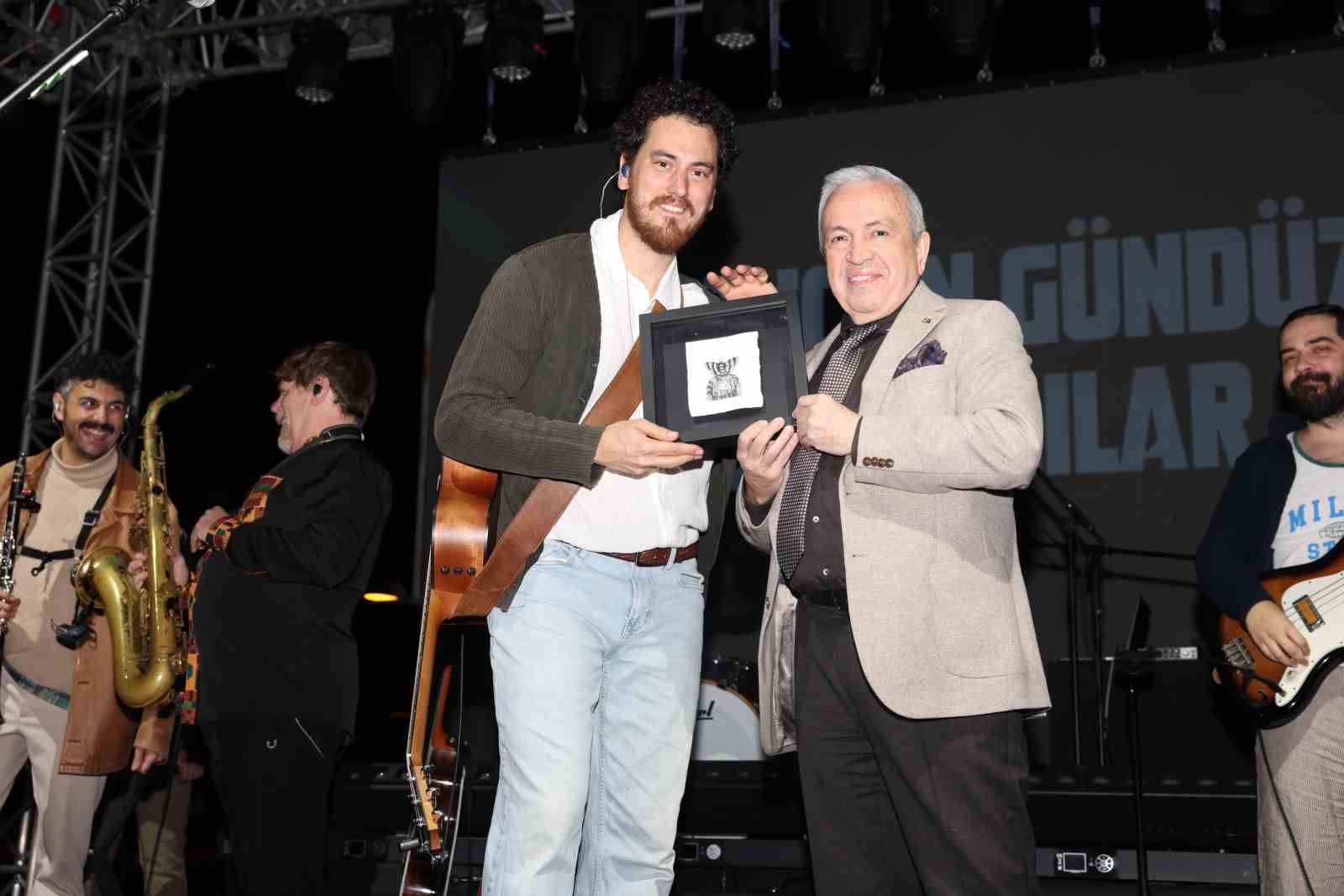 Nilüfer Genç Caz Evrencan Gündüz ile final yaptı
Nilüfer Genç Caz Evrencan Gündüz ile final yaptı