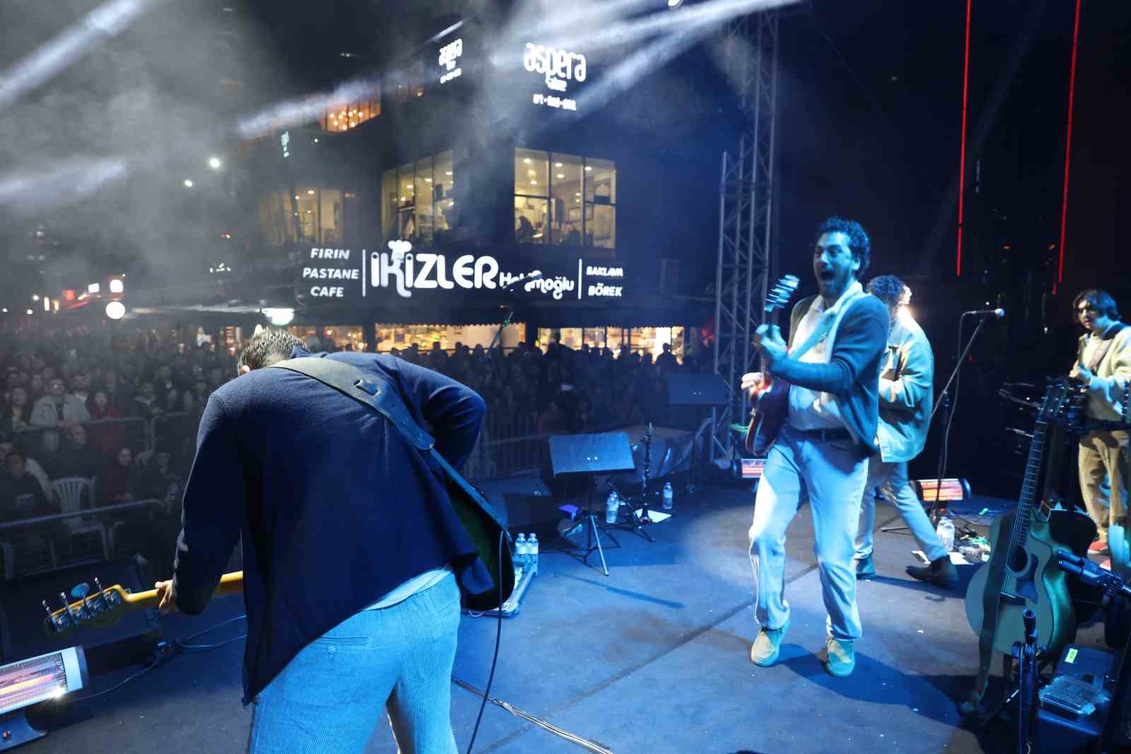 Nilüfer Genç Caz Evrencan Gündüz ile final yaptı
Nilüfer Genç Caz Evrencan Gündüz ile final yaptı