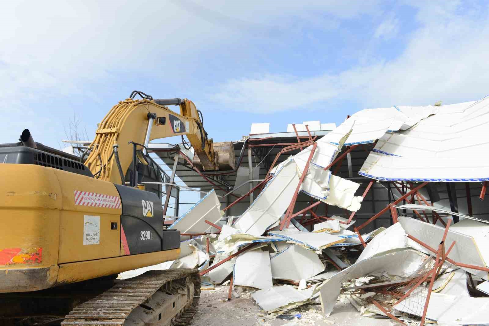 Nilüfer’de 3 noktada yıkım
