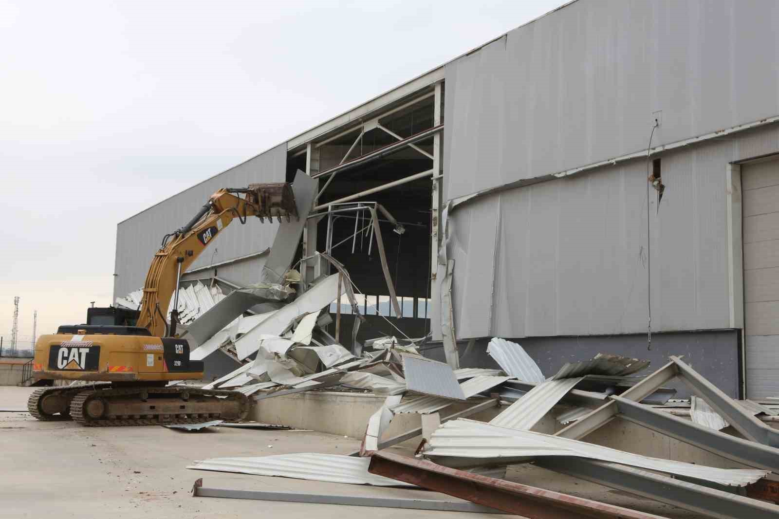 Nilüfer’de 4 bin metrekarelik kaçak depo yıkıldı
