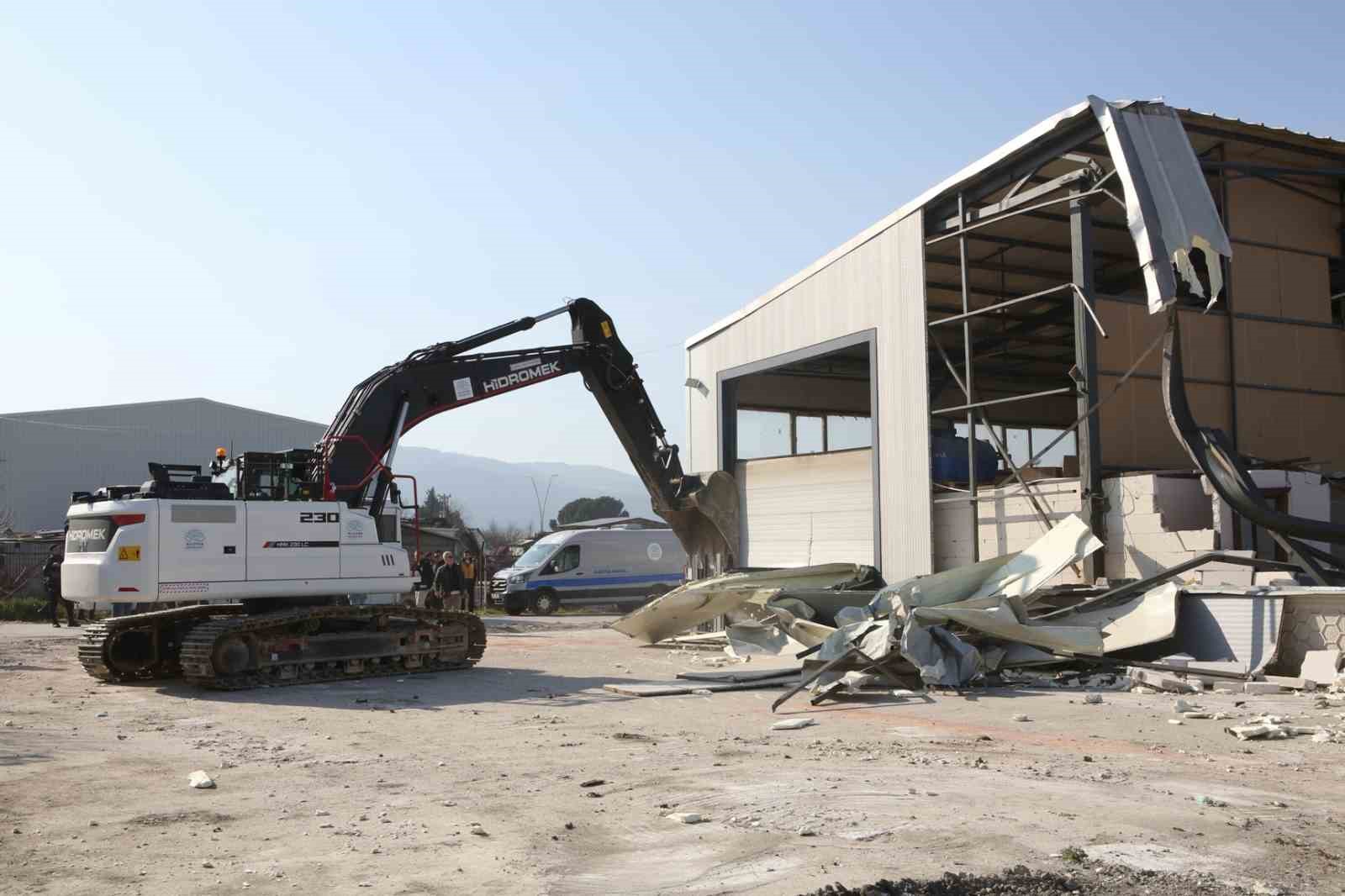 Nilüfer’de 4 kaçak bina yıkıldı
