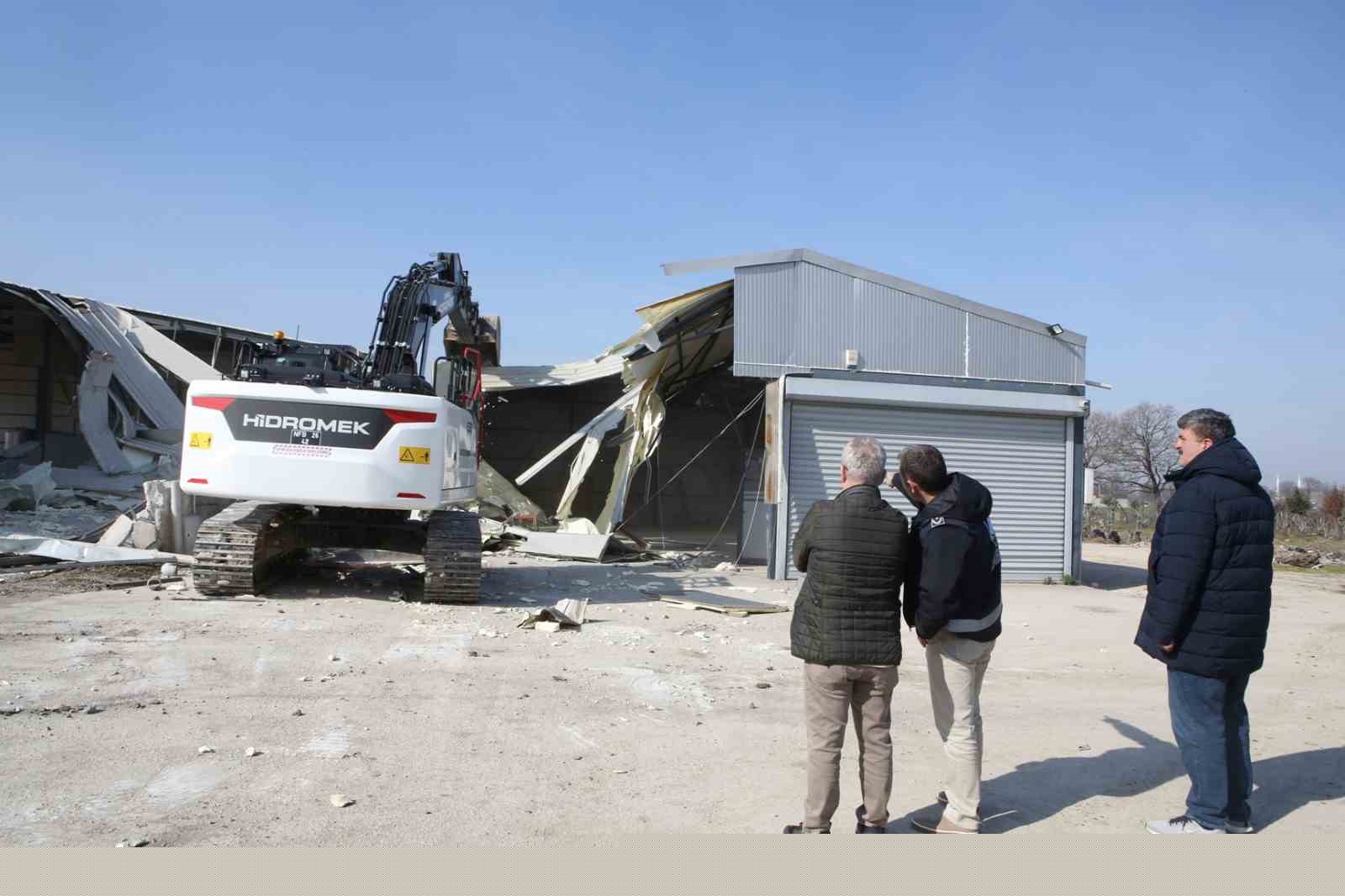 Nilüfer’de 4 kaçak bina yıkıldı
