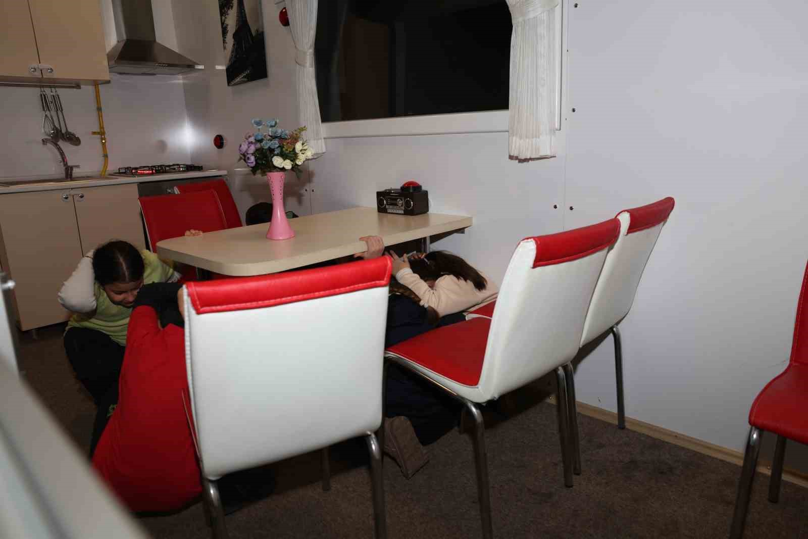 Nilüfer’de deprem haftası’nda uygulamalı afet eğitimi
Nilüfer’de deprem haftası’nda uygulamalı afet eğitimi