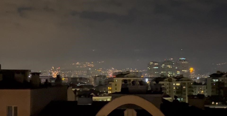 Nilüfer’de gelişi güzel atılan havai fişekler geceyi aydınlattı, binlerce kuşun hayatını kararttı
Nilüfer’de gelişi güzel atılan havai fişekler geceyi aydınlattı, binlerce kuşun hayatını kararttı