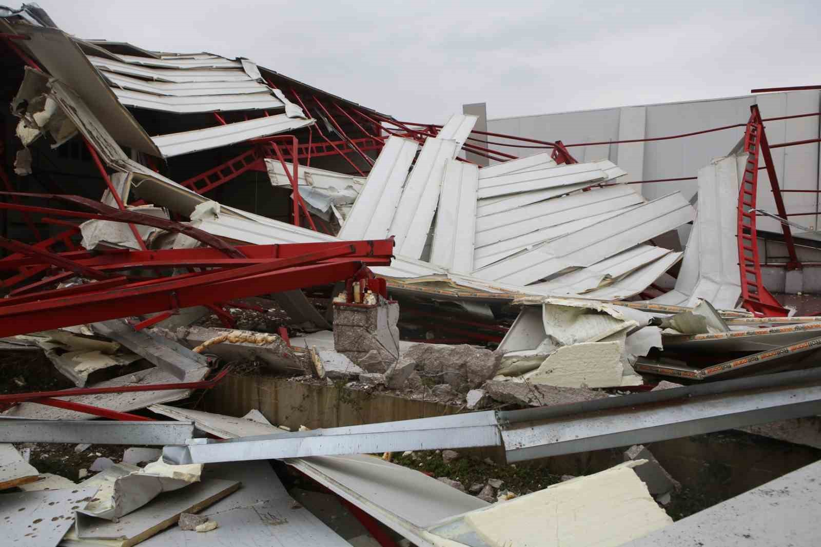 Nilüfer’de iki kaçak iş yeri yıkıldı
