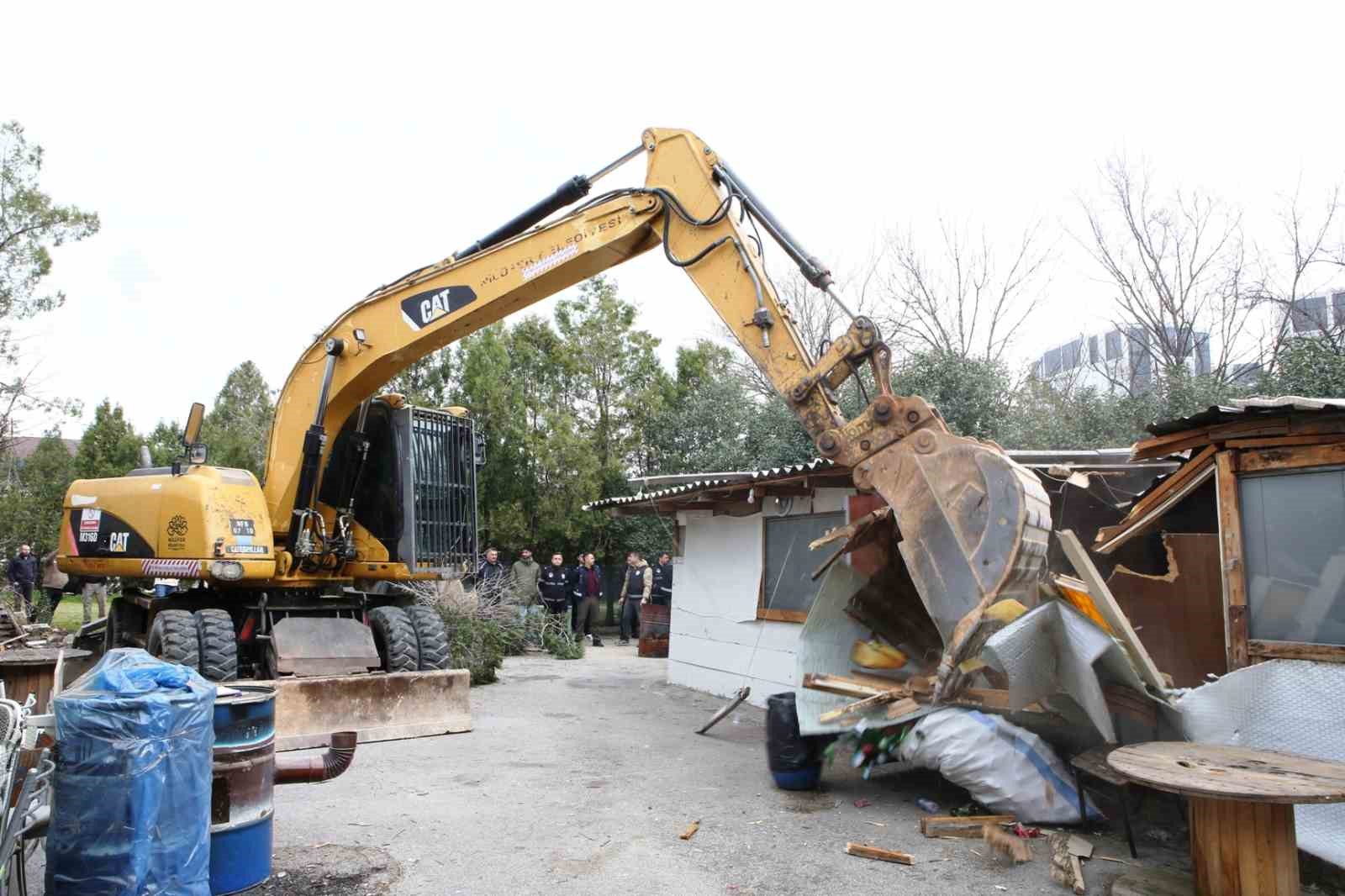Nilüfer’de kaçak barakalar yıkıldı

