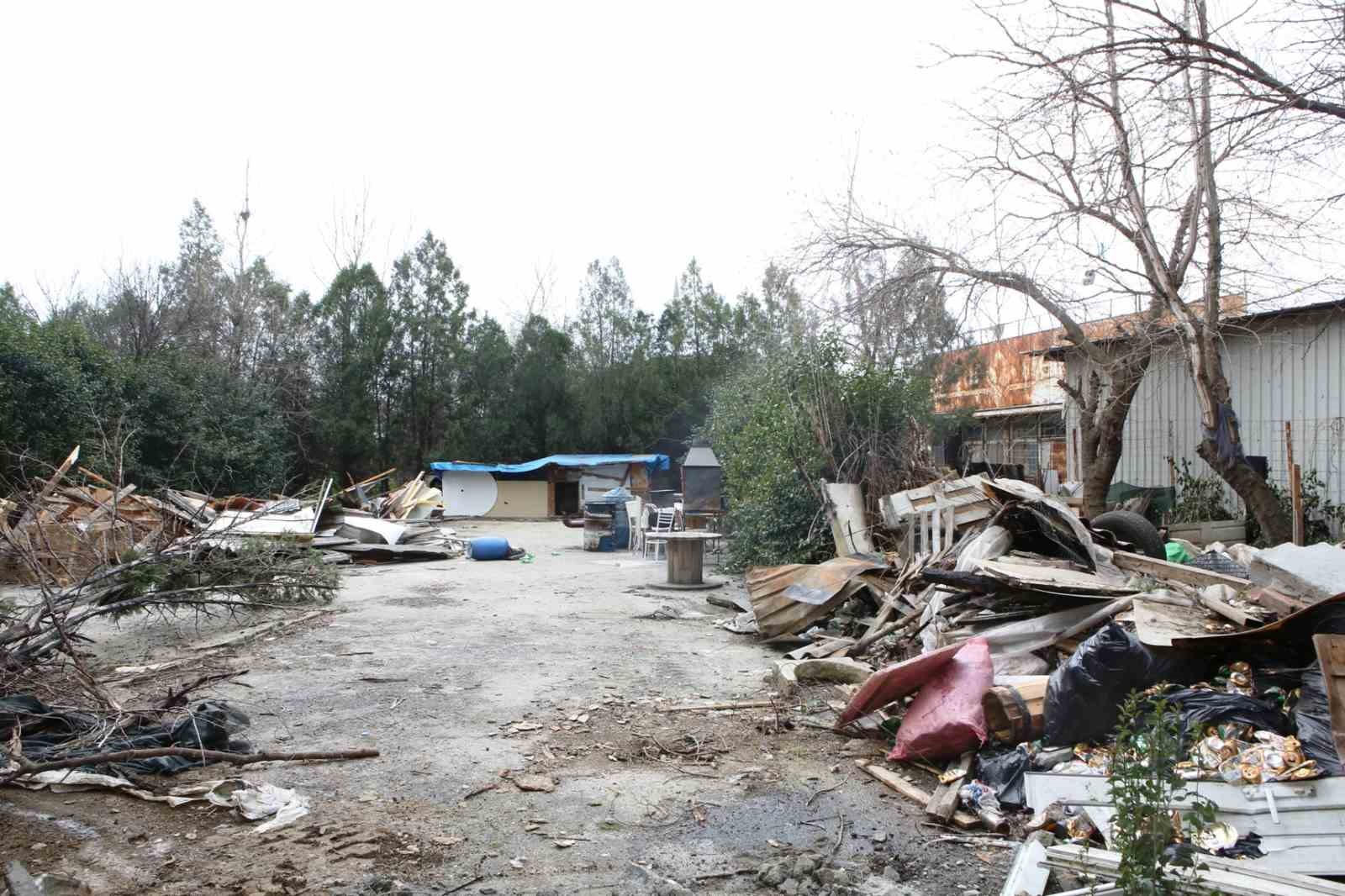 Nilüfer’de kaçak barakalar yıkıldı
