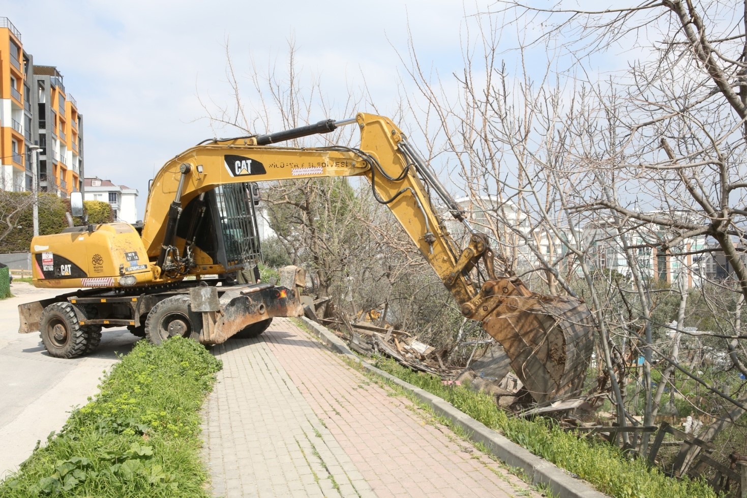 Nilüfer’de kaçak barakalar yıkıldı
