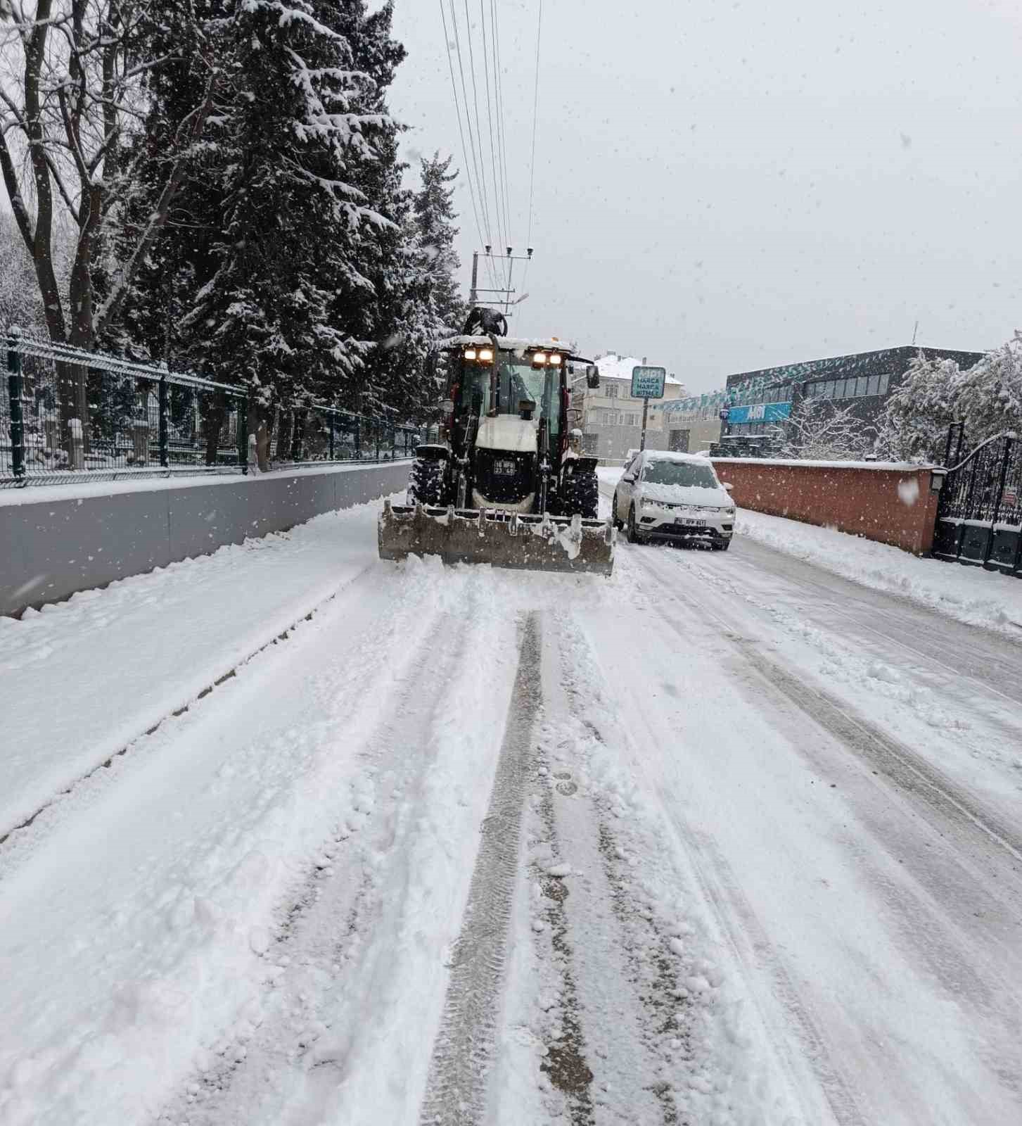 Nilüfer’de kar yağışına karşı kesintisiz mesai

