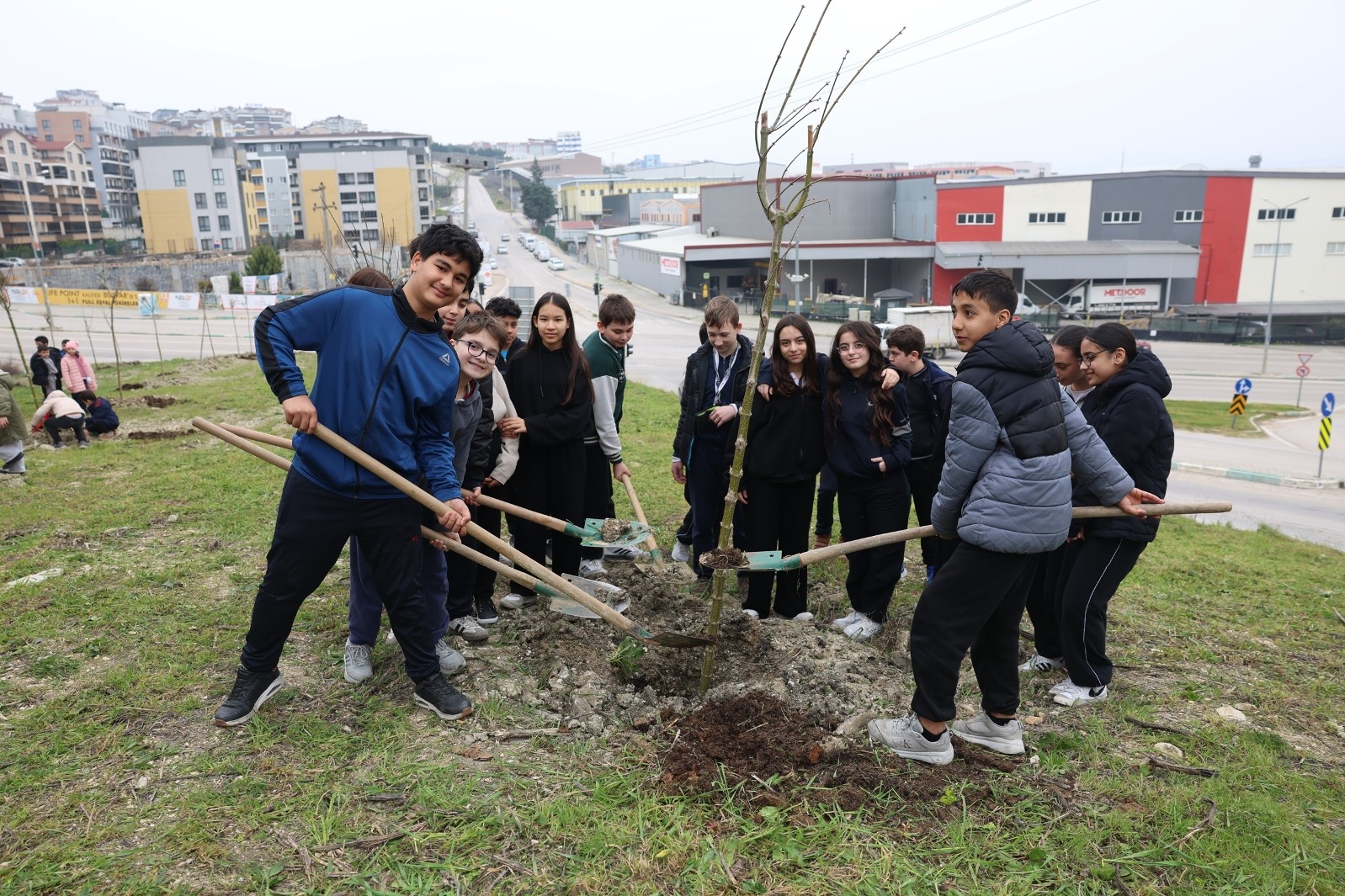 Nilüfer’de minikler doğa için fidan dikti
